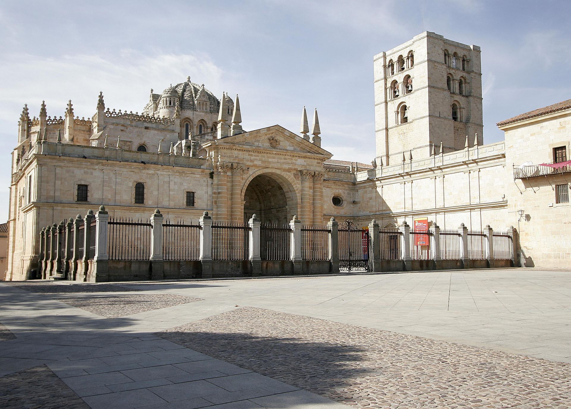 La Catedral de Zamora, uno de los monumentos más reconocidos del patrimonio de Castilla y León.