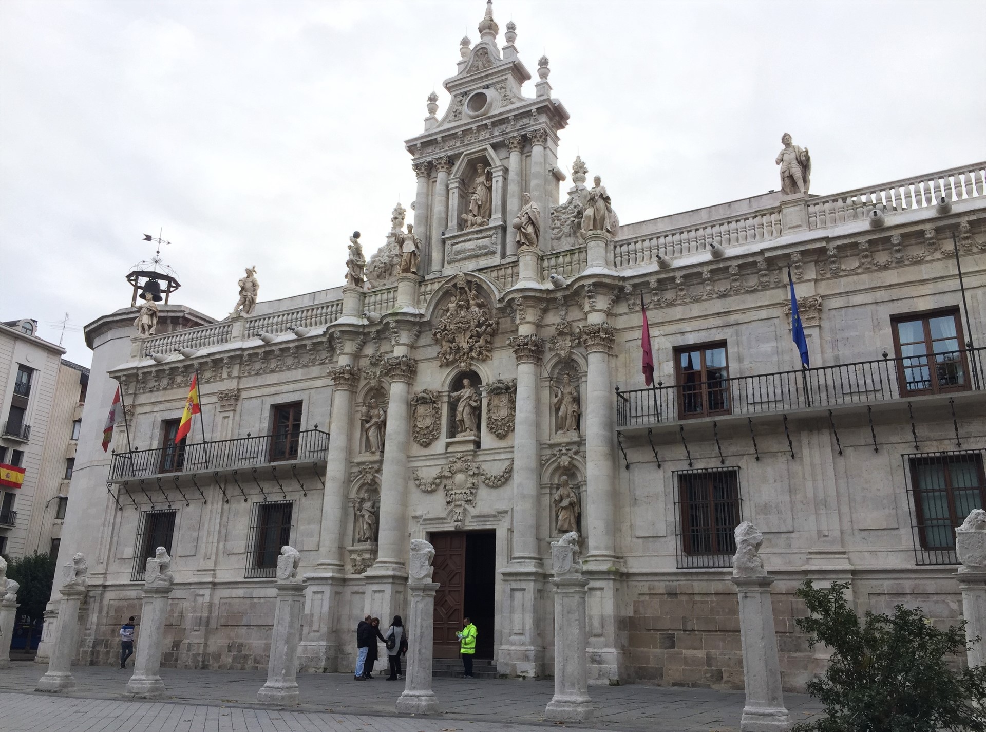 Varios opositores esperan en las puertas de la Facultad de Derecho, en Valladolid, el inicio del examen.