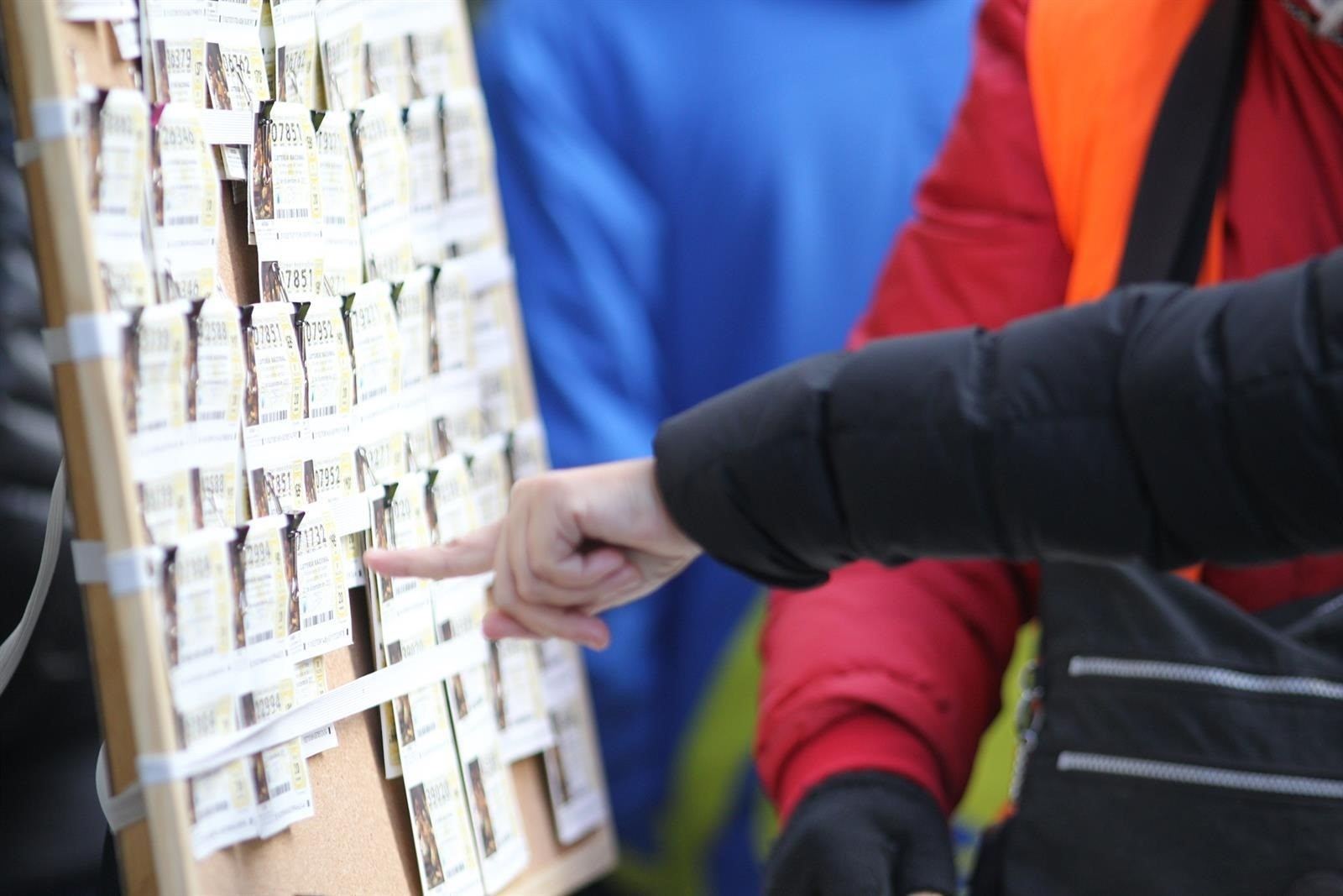 Las previsiones señalan que Melilla (14,16 euros) y Ceuta (14,53 euros), serán las zonas de menor gasto en lotería. / E. P.