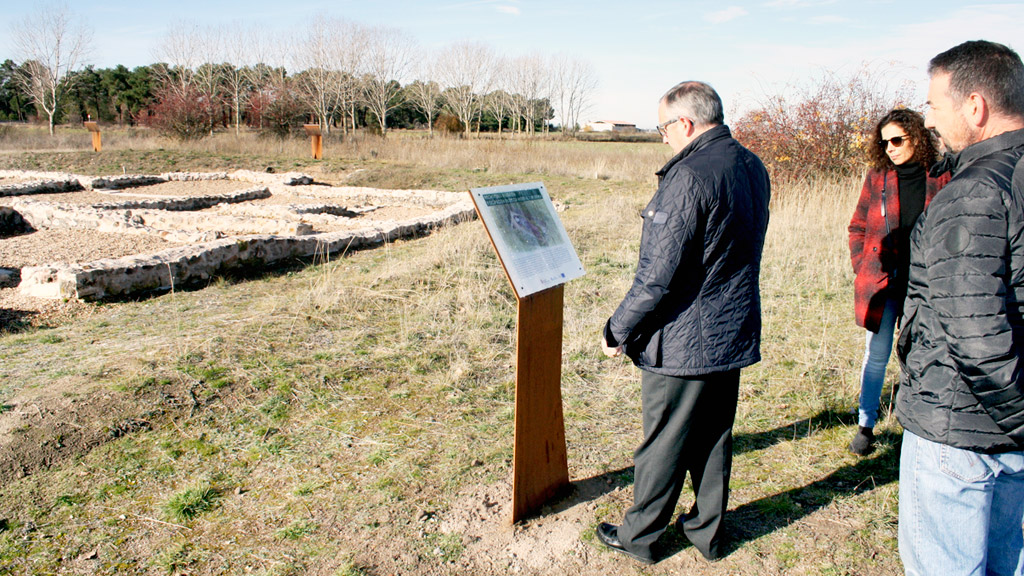 El delegado territorial lee una de las señales del yacimiento. / el adelantado