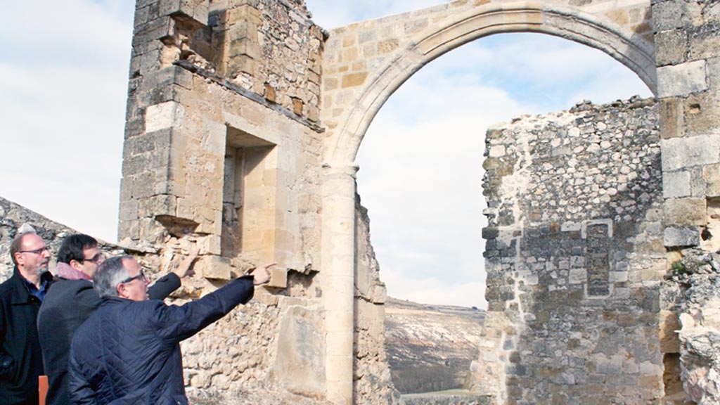 Un momento de la visita a las ruinas del hospital. / el adelantado