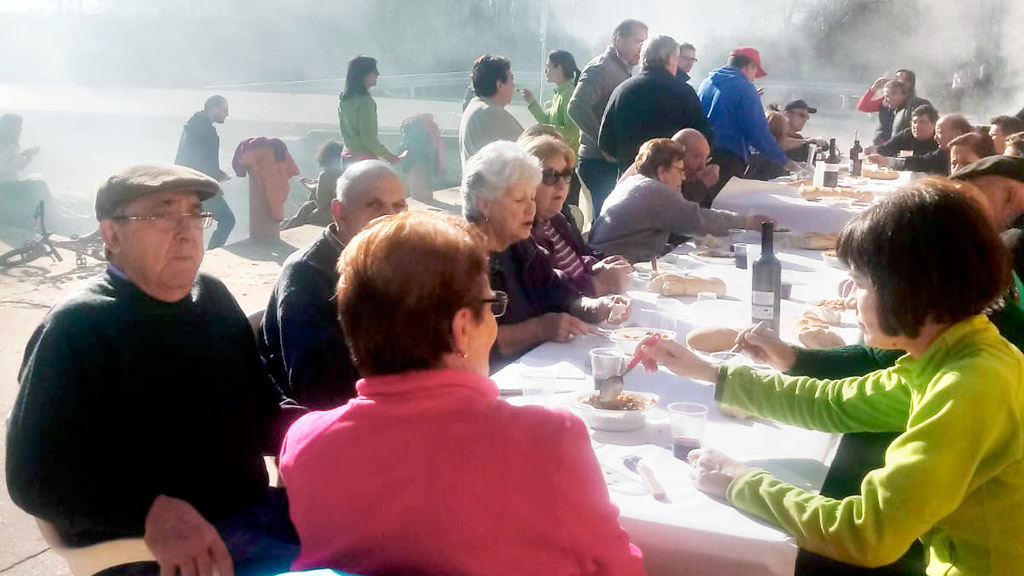 Los vecinos se reunieron en una fiesta, que esperan repetir el año que viene. / el adelantado