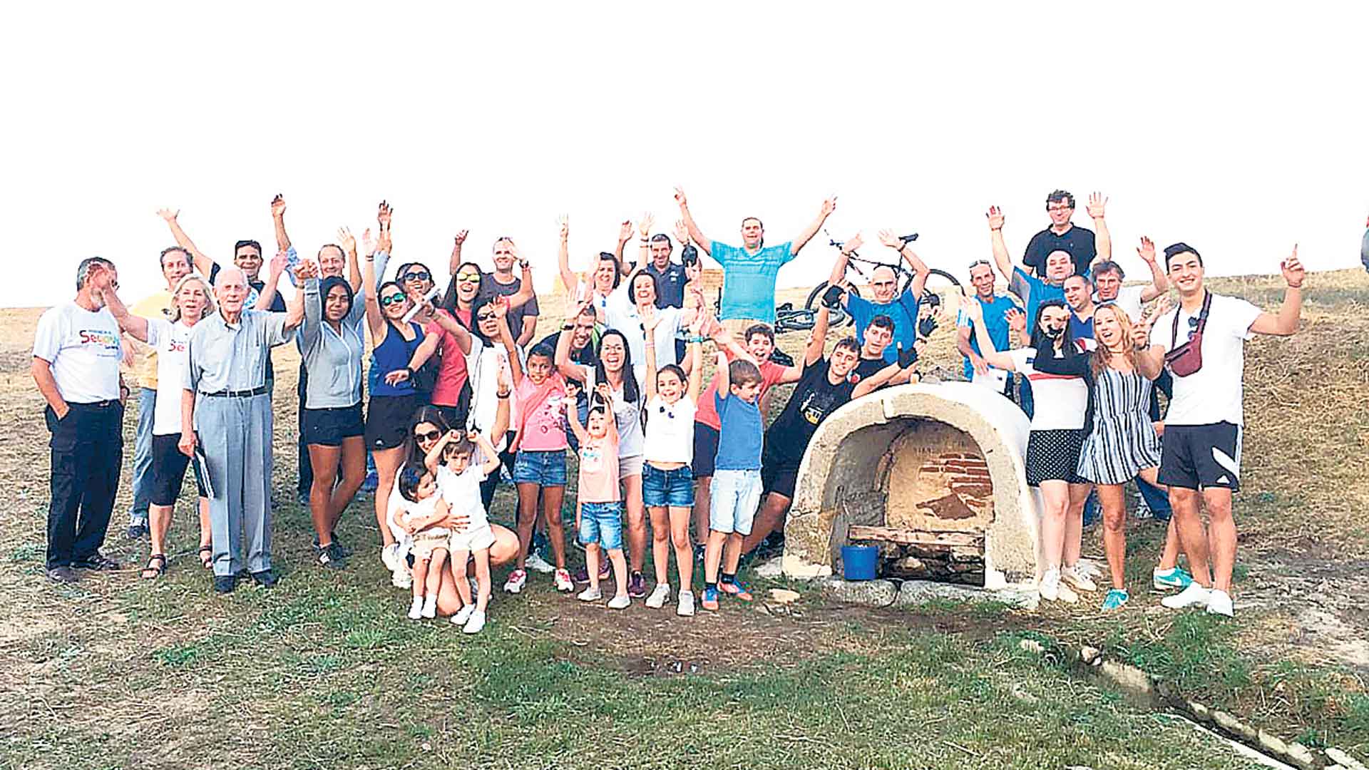 Este es el grupo de vecinos y colaboradores que han recuperado la fuente y su entorno. / a. pinela