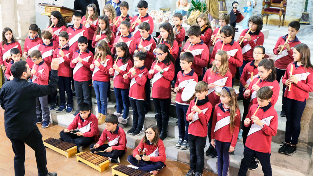 Pequeños y mayores participaron en esta cita de las navidades segovianas, a la que asistieron numerosos espectadores en la iglesia de Fuentepelayo. / diego gómez