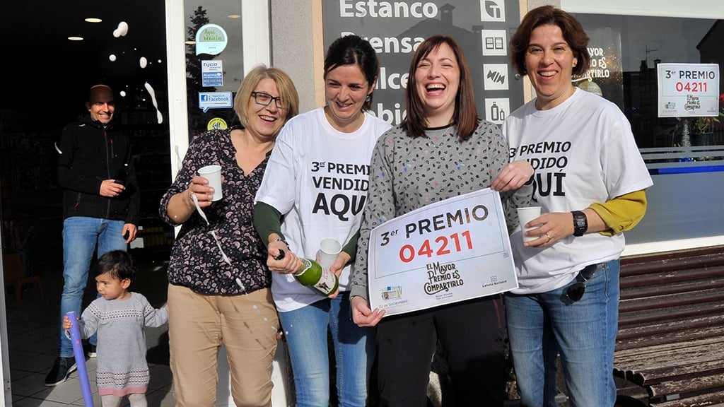 Las propietarias y trabajadoras del estanco en San Cristóbal de Segovia celebran el tercer premio./KAMARERO