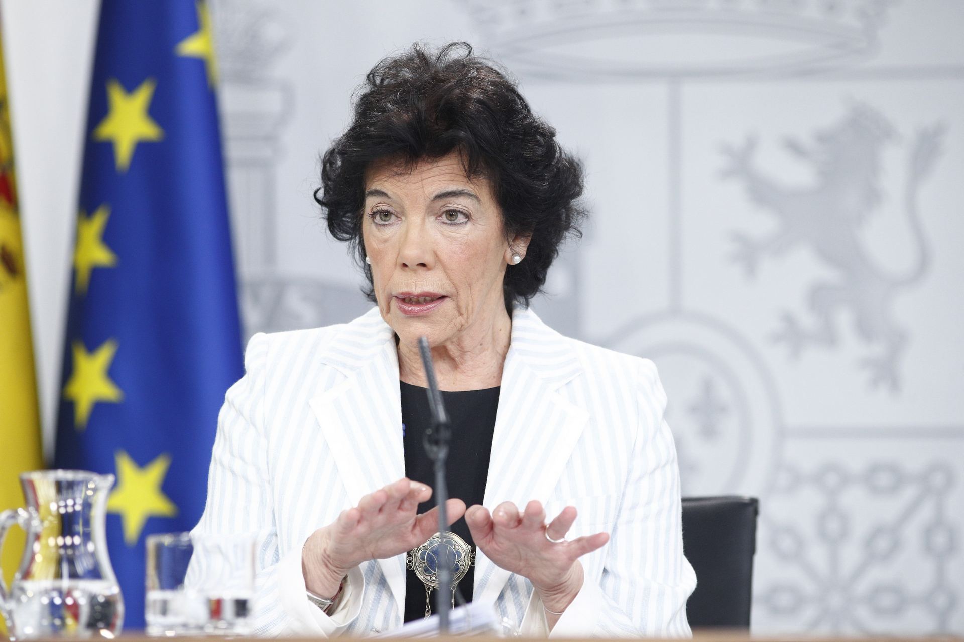 La ministra de Educación, Isabel Celaá, atiende a los medios de comunicación tras el Consejo de Ministros.