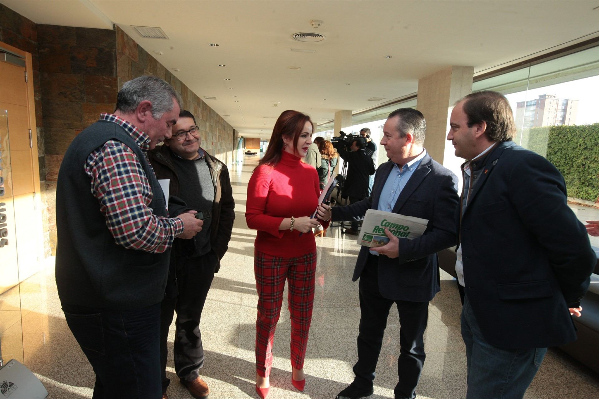 La presidenta de las Cortes de conversa con los representantes de las organizaciones profesionales del sector primario.