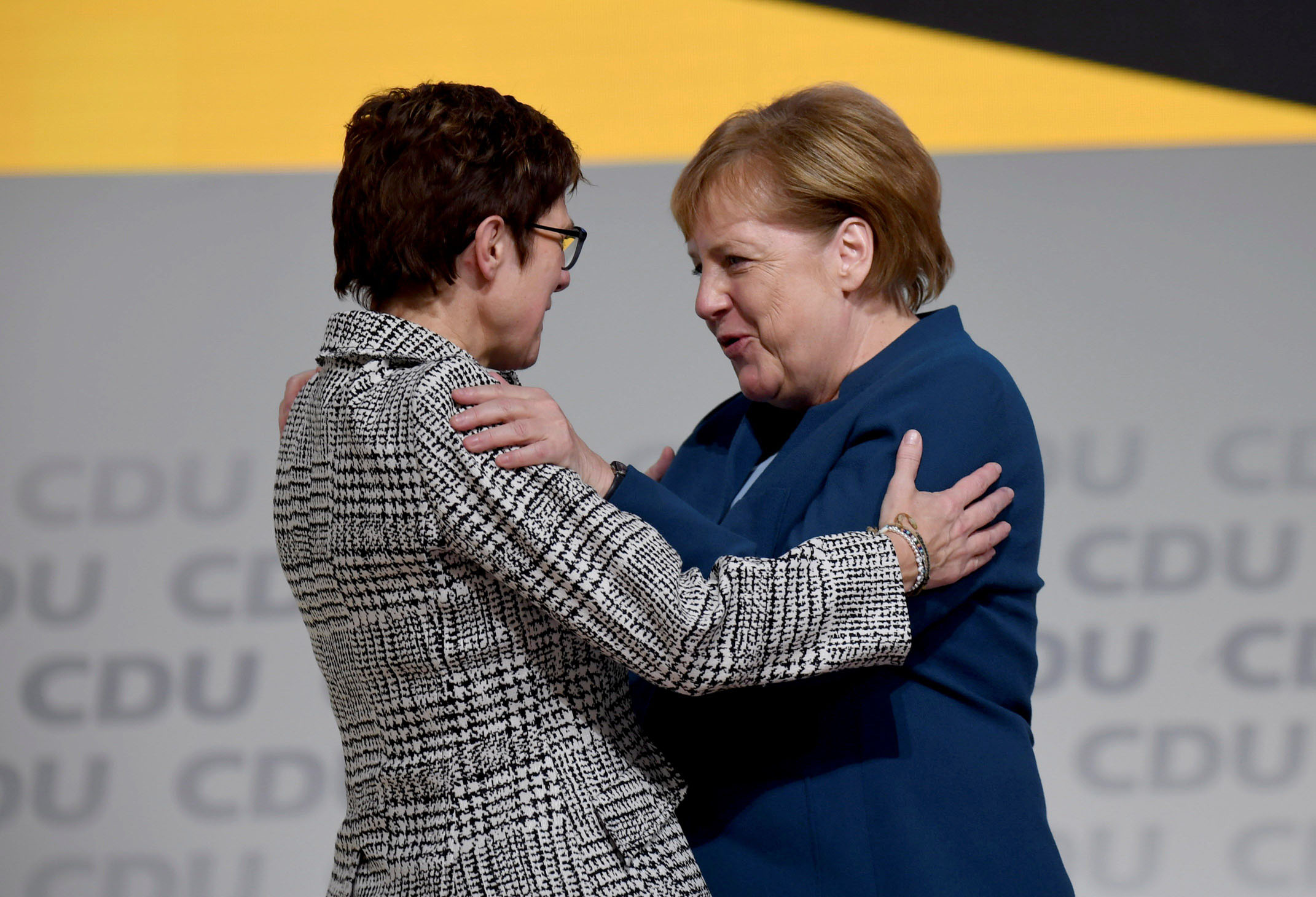 Angela Merkel felicita a Annegret Kramp-Karrenbauer (izq) tras ser elegida nueva presidente del CDU.