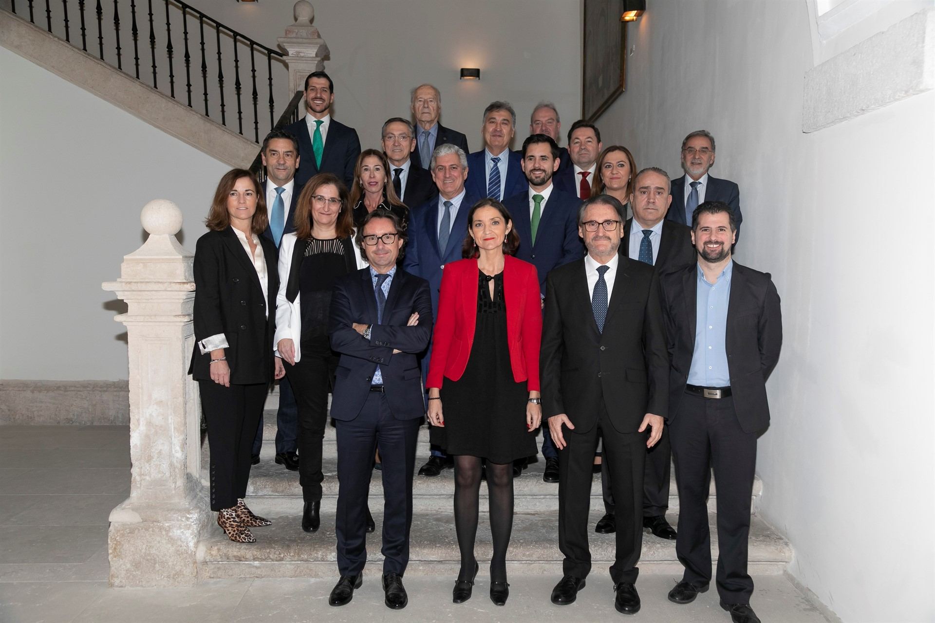 La ministra Maroto y el líder del PSOE regional, Luis Tudanca, con los empresarios de Castilla y León. / europa press
