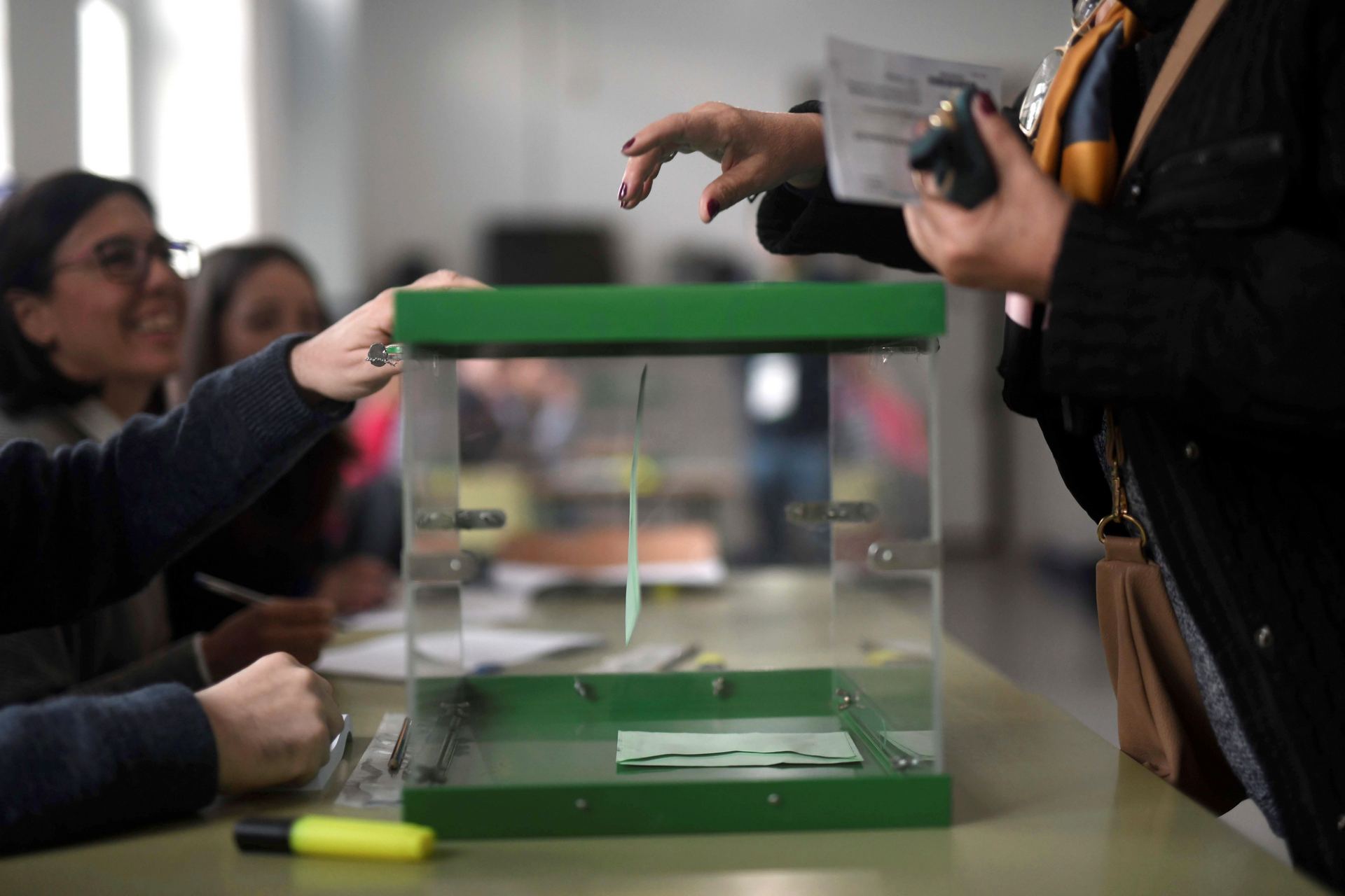 Abren los colegios electorales para los undécimos comicios andaluces