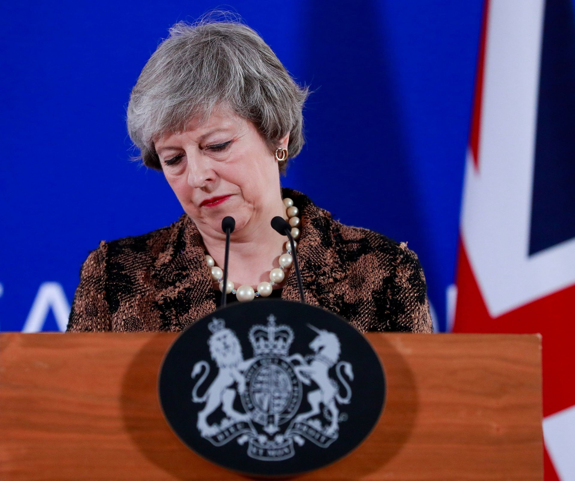 La primera ministra británica, Theresa May, se dirige a los medios en una rueda de prensa en Bruselas.