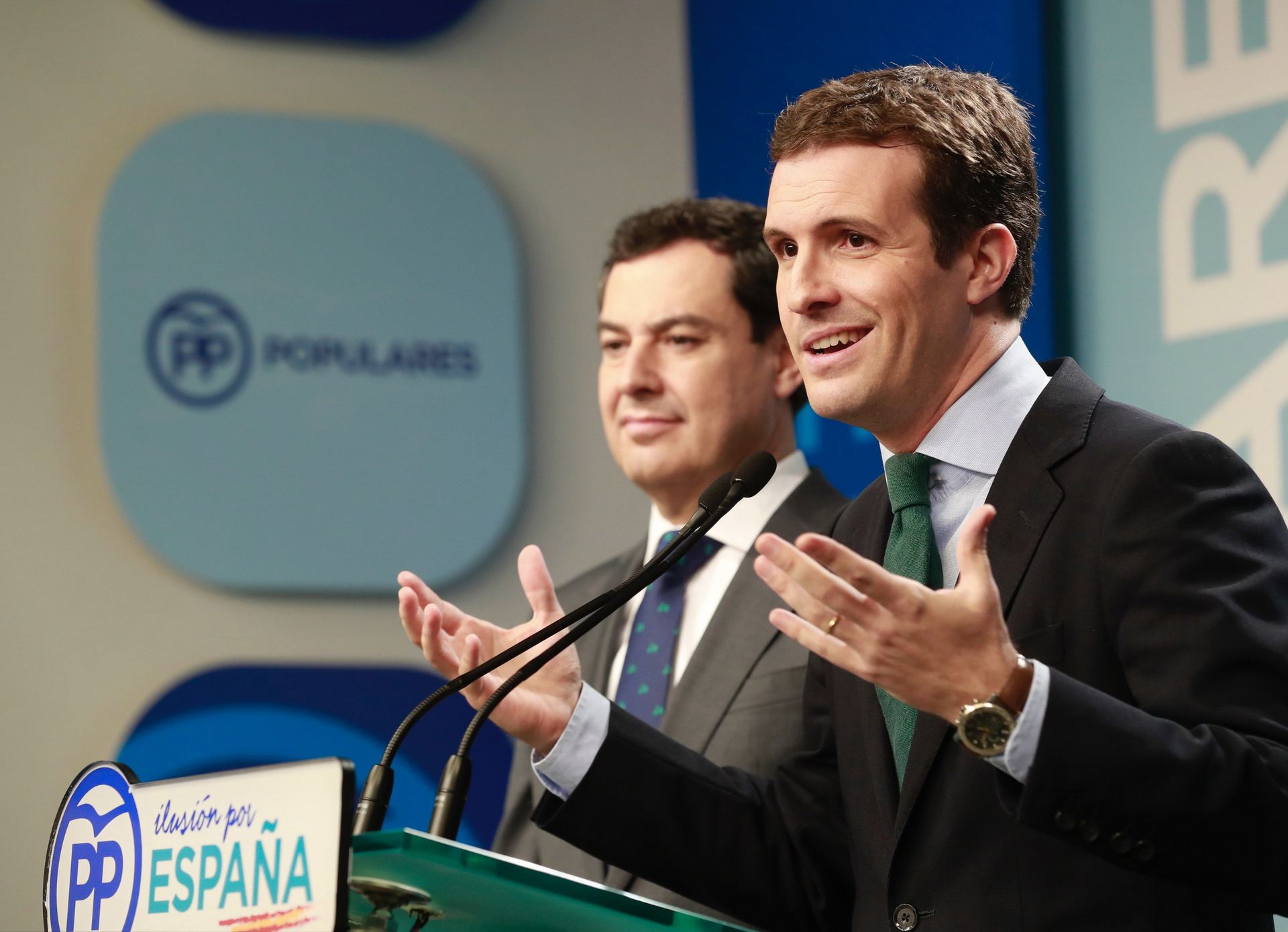 El presidente del PP, Pablo Casado (d), junto al candidato del partido a la Junta, Juanma Moreno en la rueda de prensa.