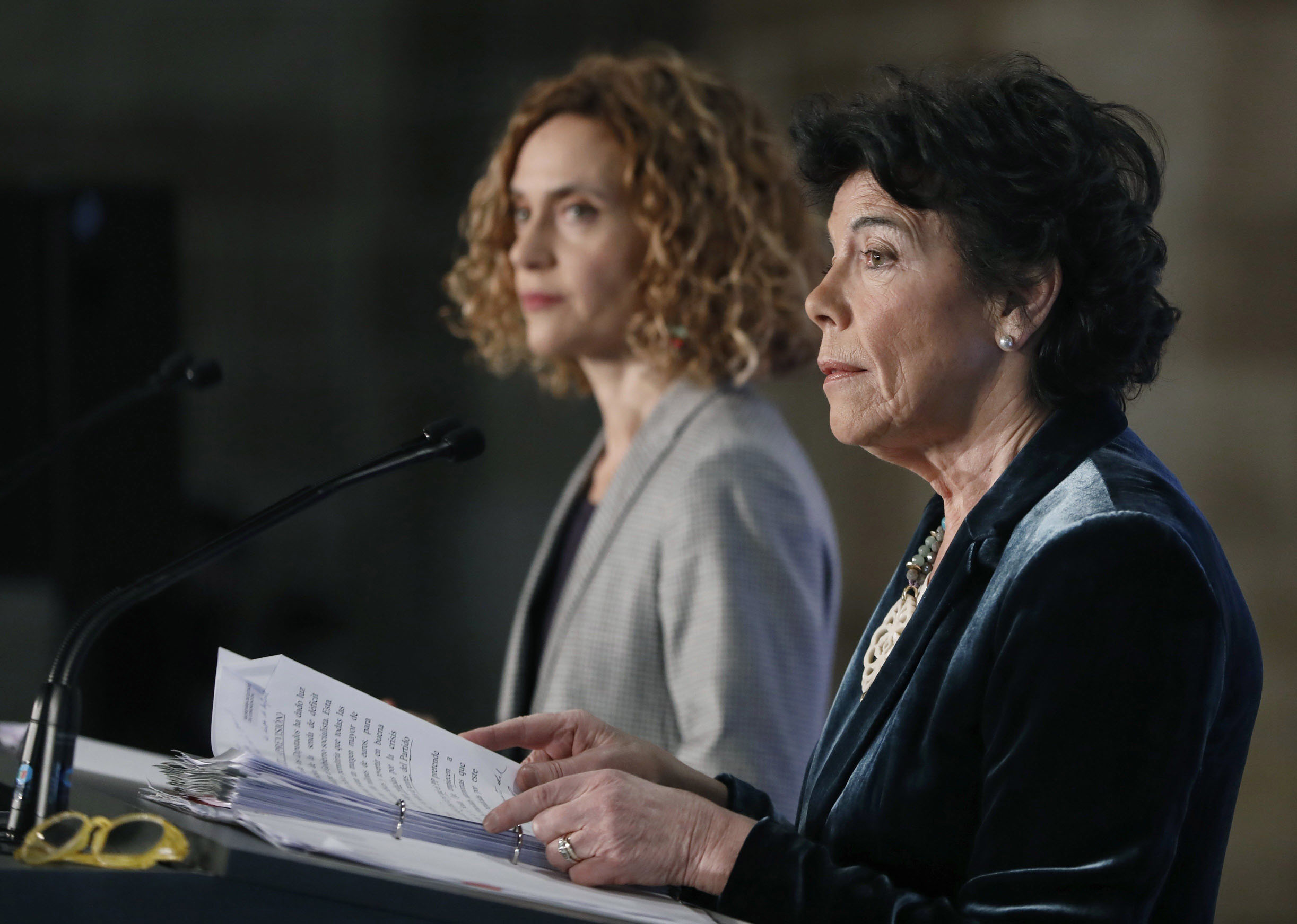 La ministra portavoz del Gobierno, Isabel Celaá (d), acompañada por la ministra de Administraciones Territoriales, Meritxell Batet, tras el Consejo de Ministros.