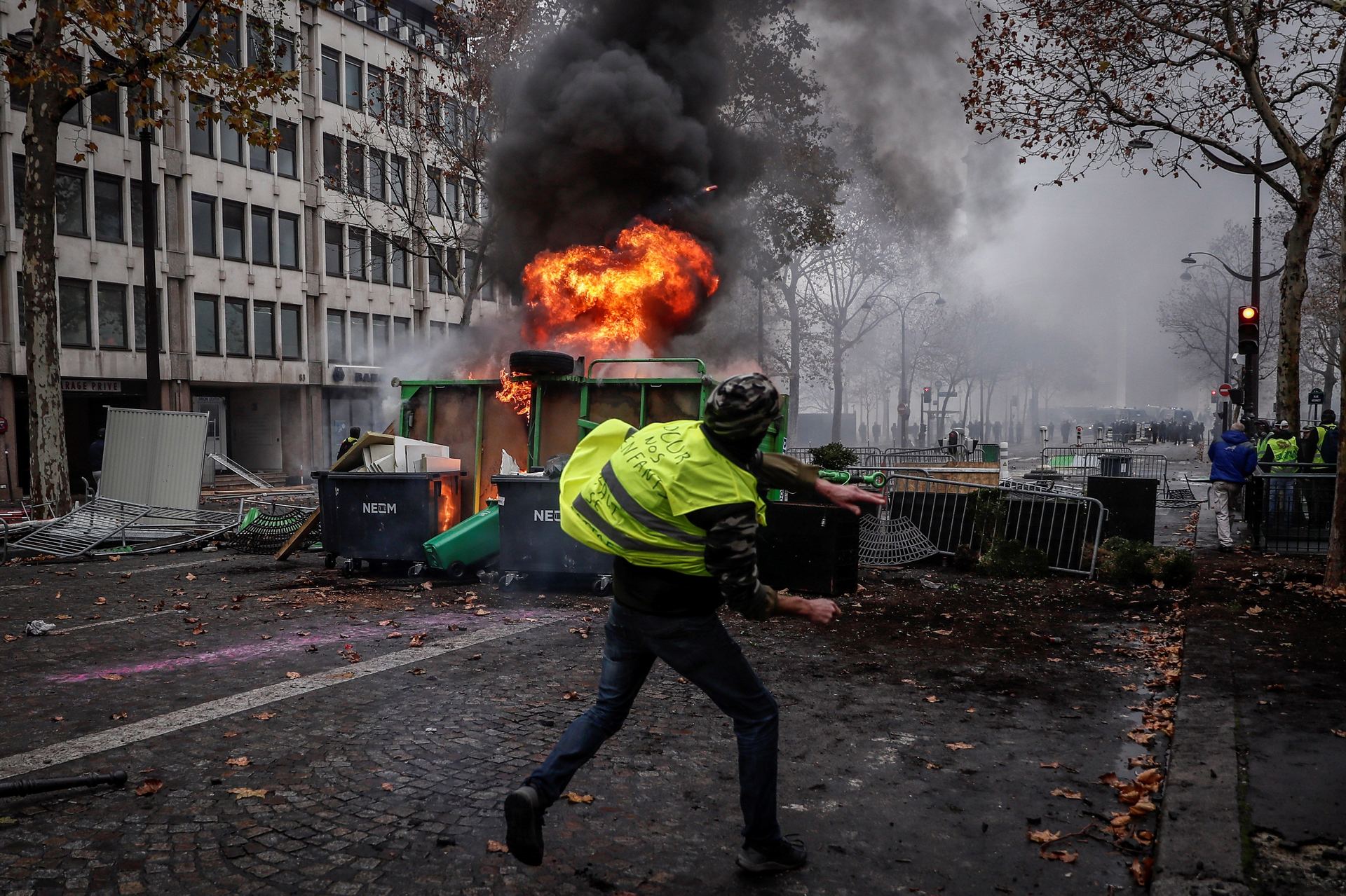 Un ‘chaleco amarillo’ se enfrenta a la policía ante una barricada en llamas durante las protestas del sábado.