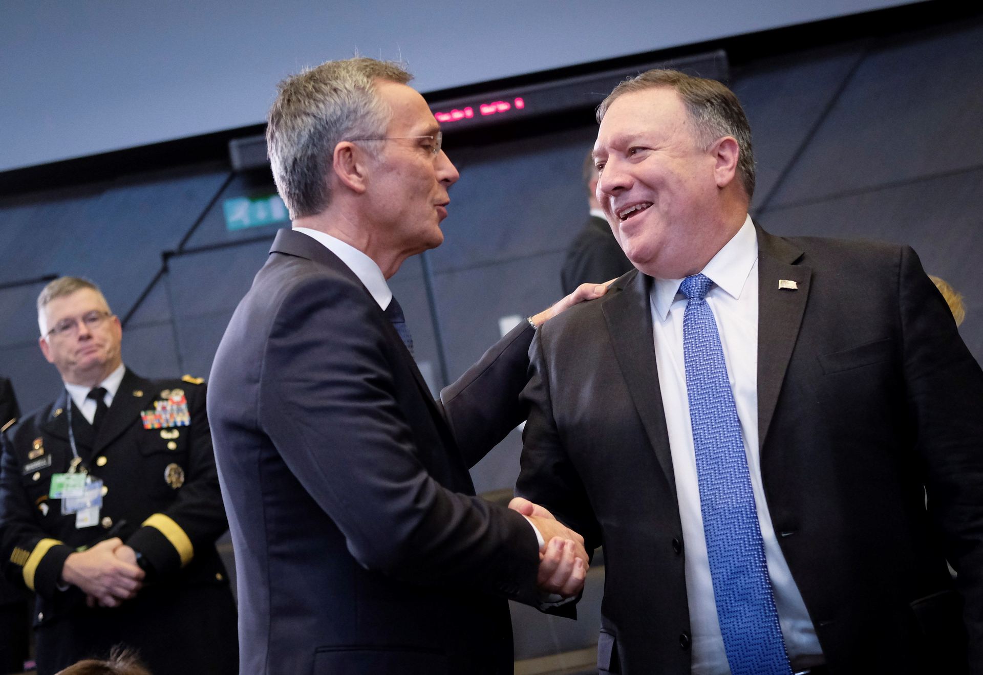 El secretario general de la OTAN, Jens Stoltenberg, estrecha la mano del secretario de estado de EEUU, Mike Pompeo.