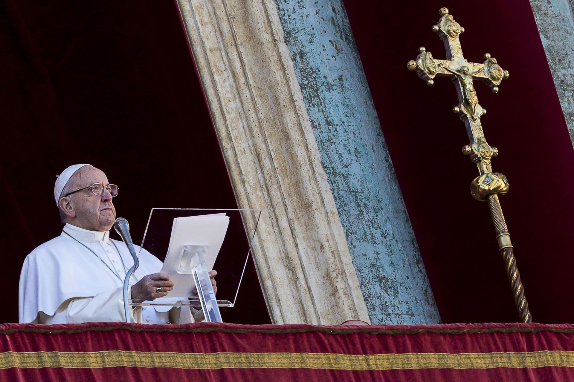 El Papa Francisco se dirige a la multitud en la Plaza de San Pedro en el Vaticano durante la bendición del ‘Urbi et Orbi’.