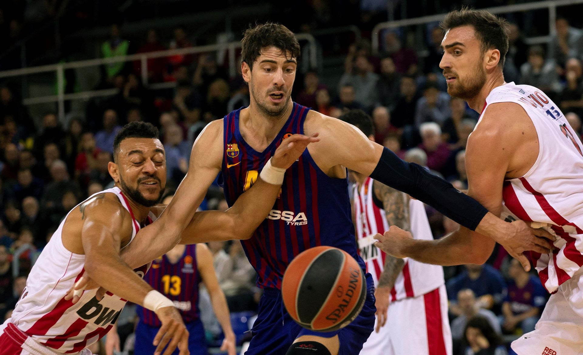 Ante Tomic (c), del Barcelona, lucha con los jugadores del Olympiacos en un partido anterior de la Euroliga. / efe