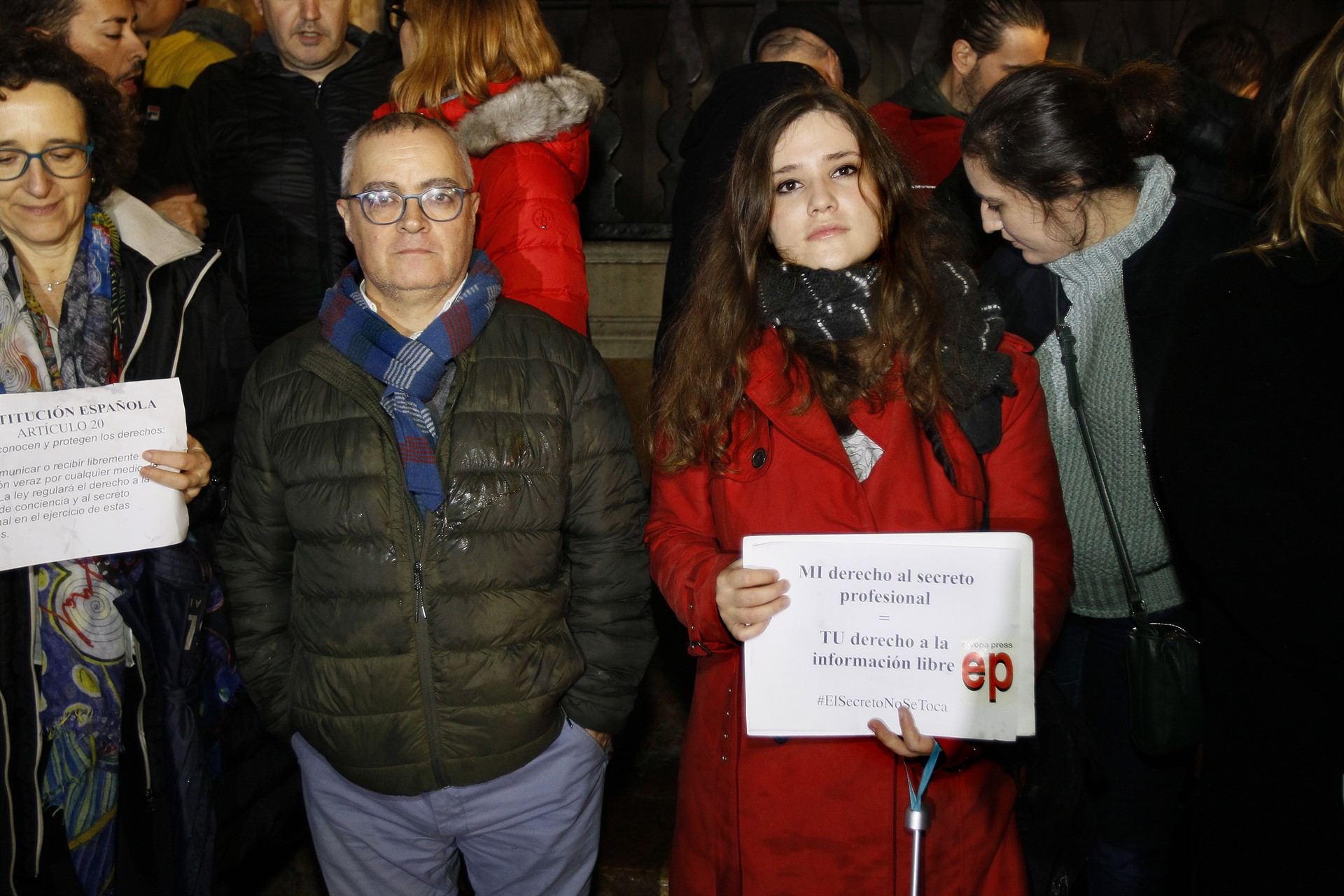 Los periodistas protestan en lo que consideran un ataque contra su derecho al secreto profesional. / europa press