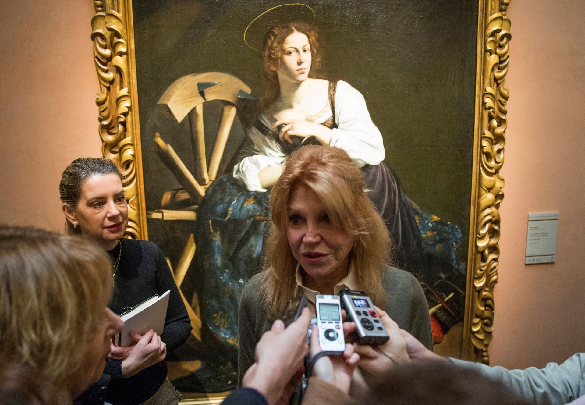 La baronesa Thyssen, Carmen Cervera, atiende a los medios.