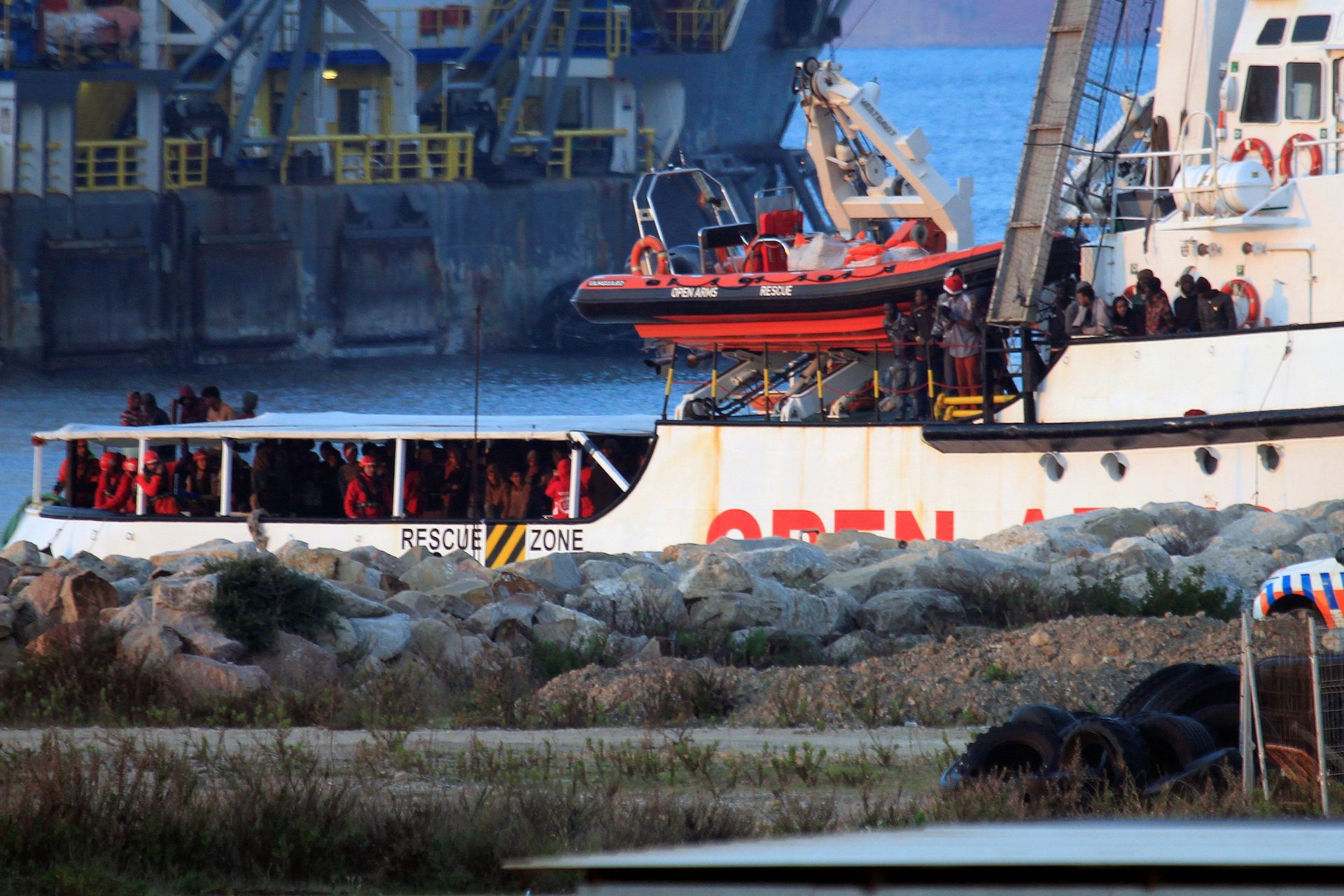El Open Arms atraca en Algeciras con más de 300 migrantes a bordo 1 El buque Open Arms a su llegada al puerto de Crinavis de San Roque en la bahía de Algeciras, Cádiz.