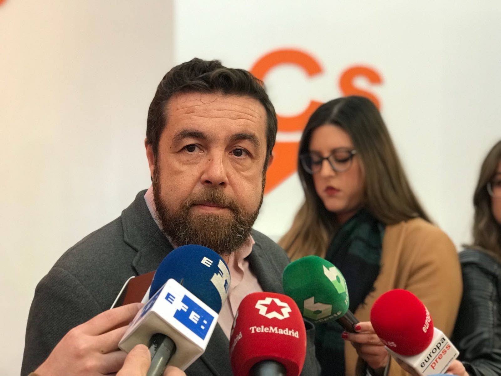 Cs critica a Sánchez por engañar a los españoles y no convocar elecciones 1 El diputado naranja afirma que los andaluces tuvieron la oportunidad de decirle a Sánchez “que se vaya”.
