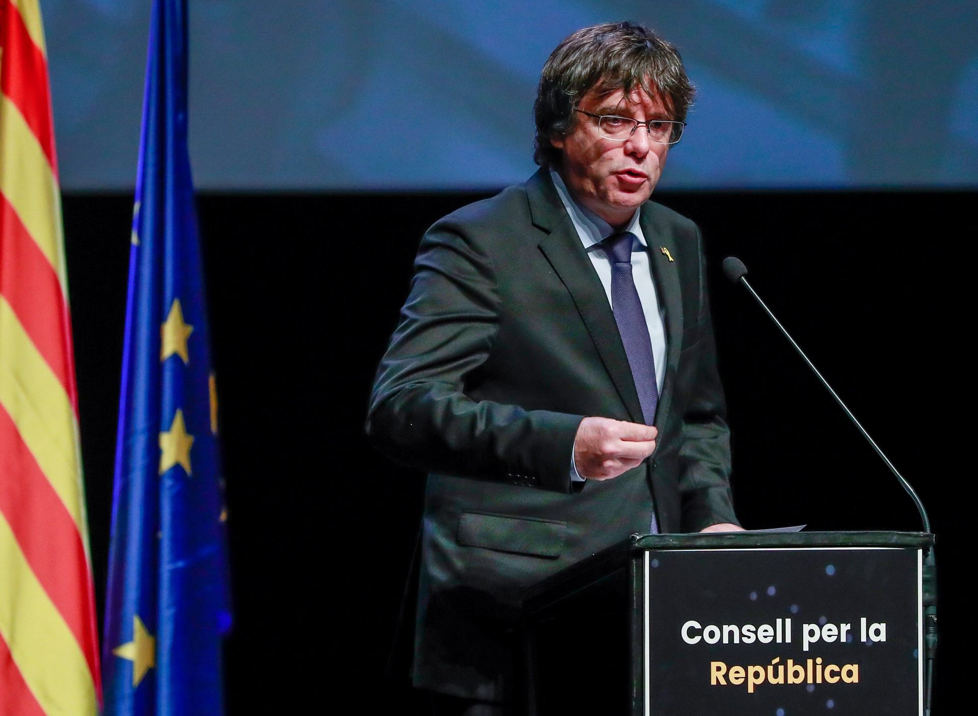 Puigdemont apela en Bruselas a la unidad del independentismo catalán 1 El expresidente de la Generalitat, Carles Puigdemont, se dirige a los asistentes en el acto del Consell per la República.