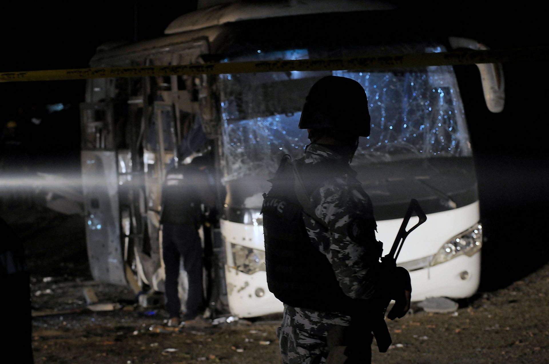 Miembros de las fuerzas de seguridad inspeccionan los daños causados por un atentado bomba en el que murieron tres turistas vietnamitas y un trabajador egipcio.