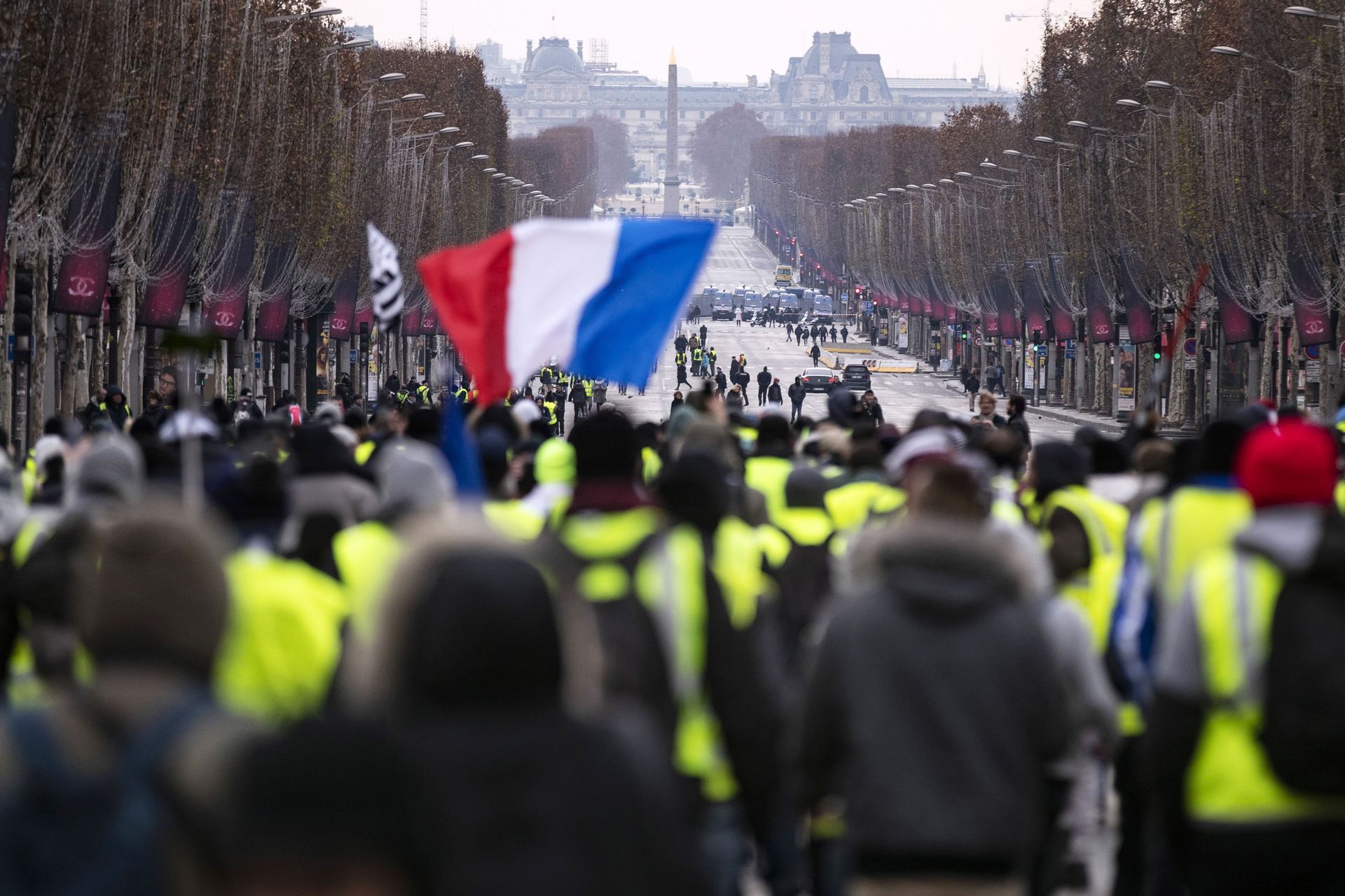 Varios manifestantes protestan en los Campos Elíseos de París tras los últimos incidentes en la capital.