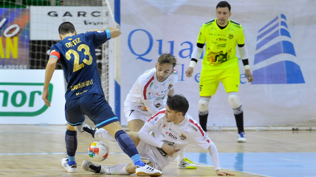 Álvaro López y Álvaro Quevedo defienden con intensidad un ataque interista sobre el marco de Alberto. / KAMARERO