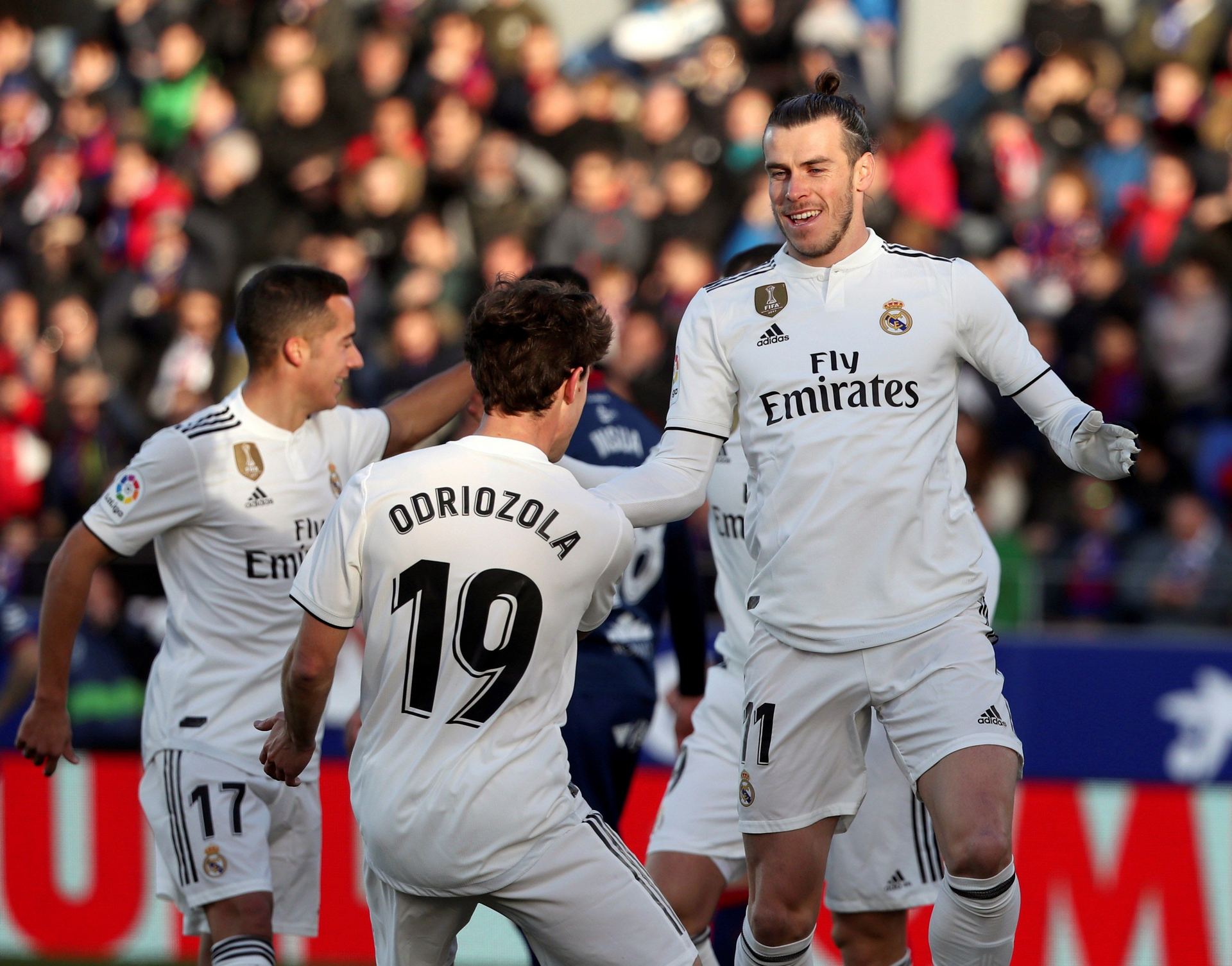 El futbolista del Real Madrid Gareth Bale celebra junto a Odriozola y Lucas Vázquez el tanto de la victoria.