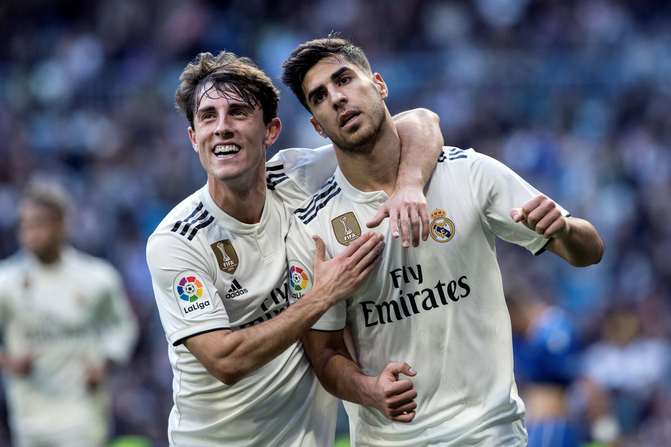 Álvaro Odriozola (izq) felicita a Marco Asensio, el jugador más destacado del Real Madrid con dos goles y una asistencia ante el Melilla.