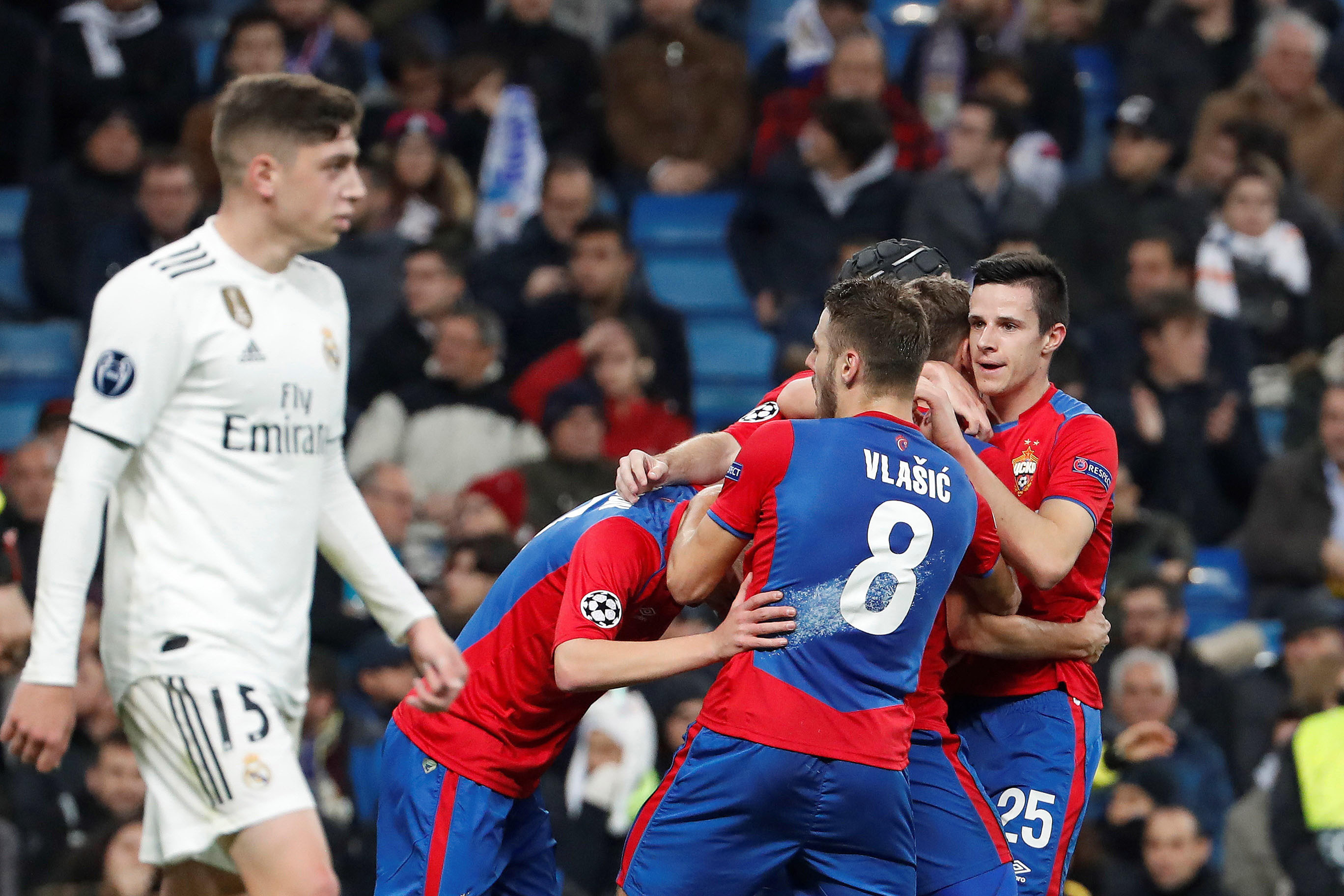Los jugadores del CSKA de Moscú celebran el primer gol ante la mirada de Fede Valverde, titular e incapaz de imponer su ritmo al partido.