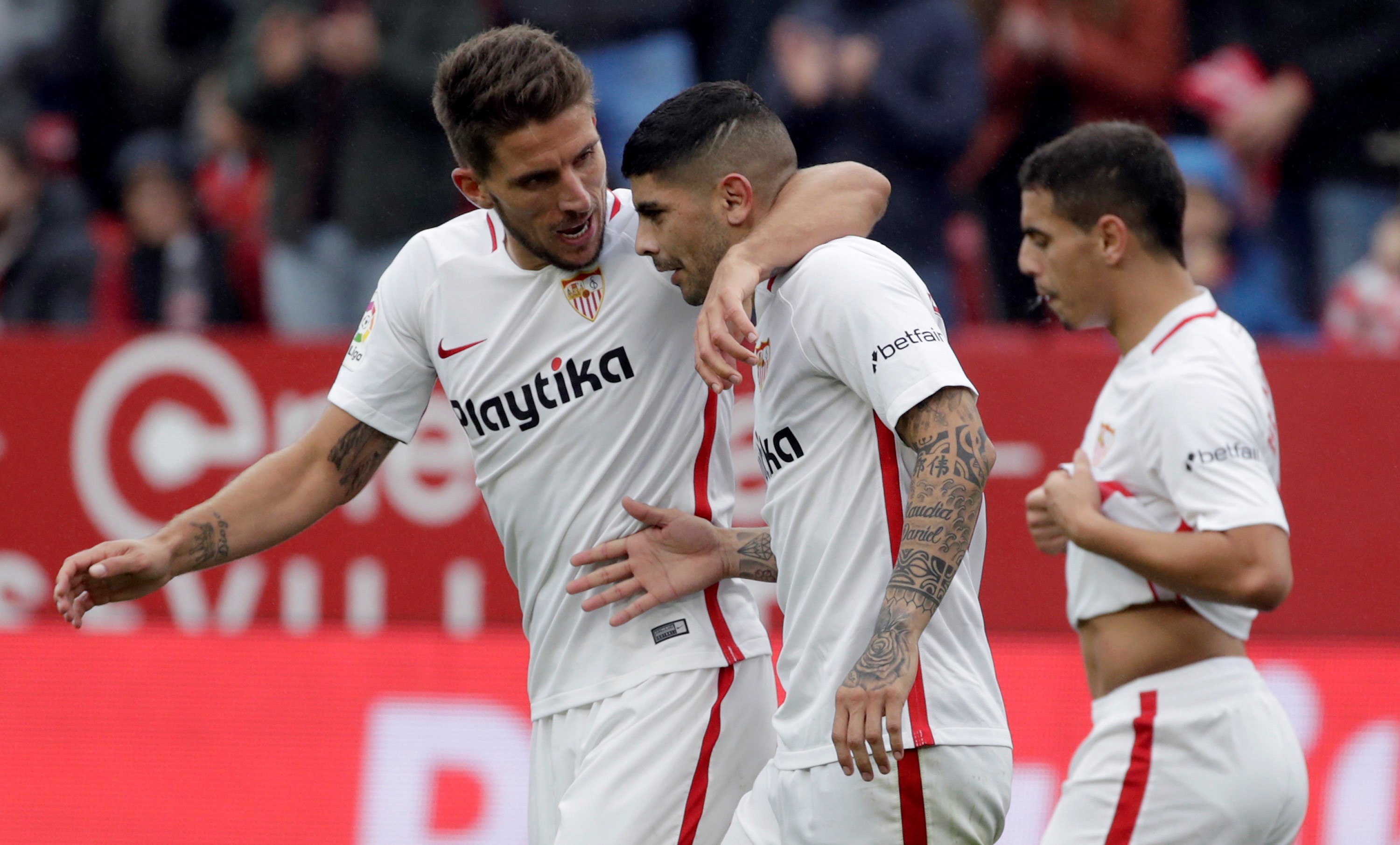 El Sevilla sigue al alza 1 Carriço felicita a Banega (centro) tras abrir de penalti el marcador en la victoria del Sevilla ante el Girona.
