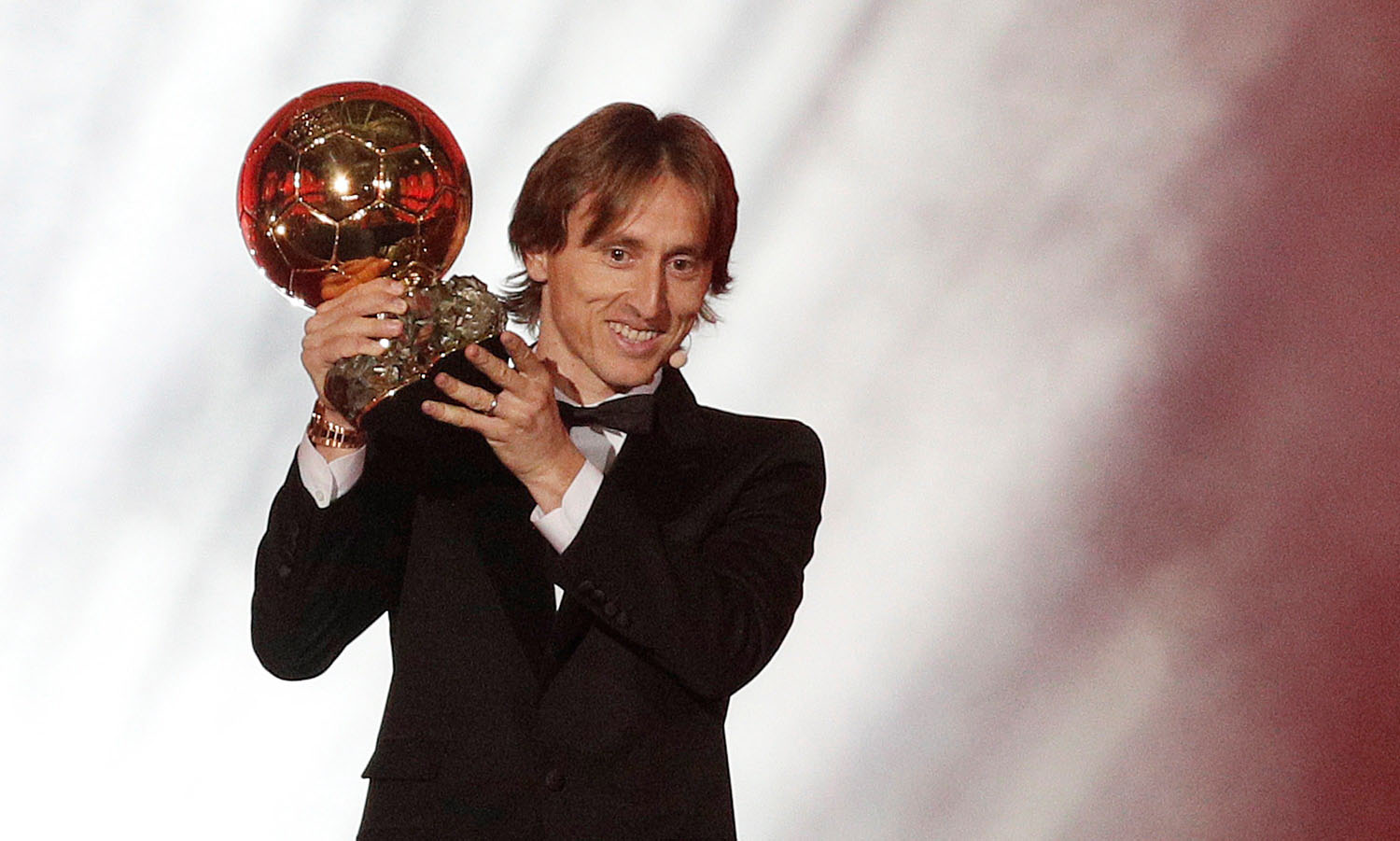 Luka Modric levante el Balón de Oro como mejor jugador del año 2018 para ‘France Football’