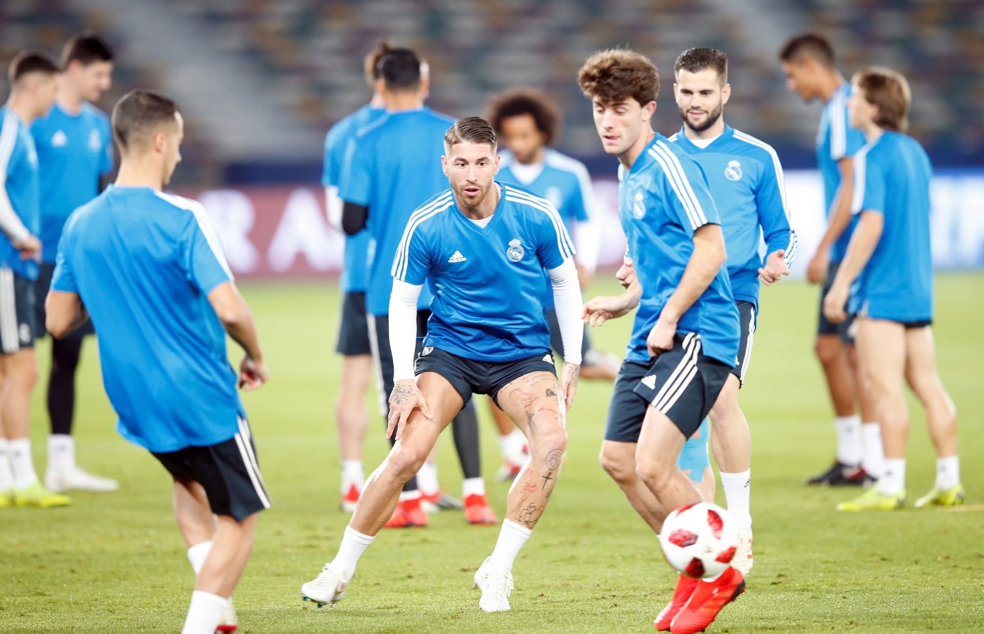 Los jugadores del Real Madrid realizan varios ejercicios en el estadio Zayed Sports City, en Abu Dabi.