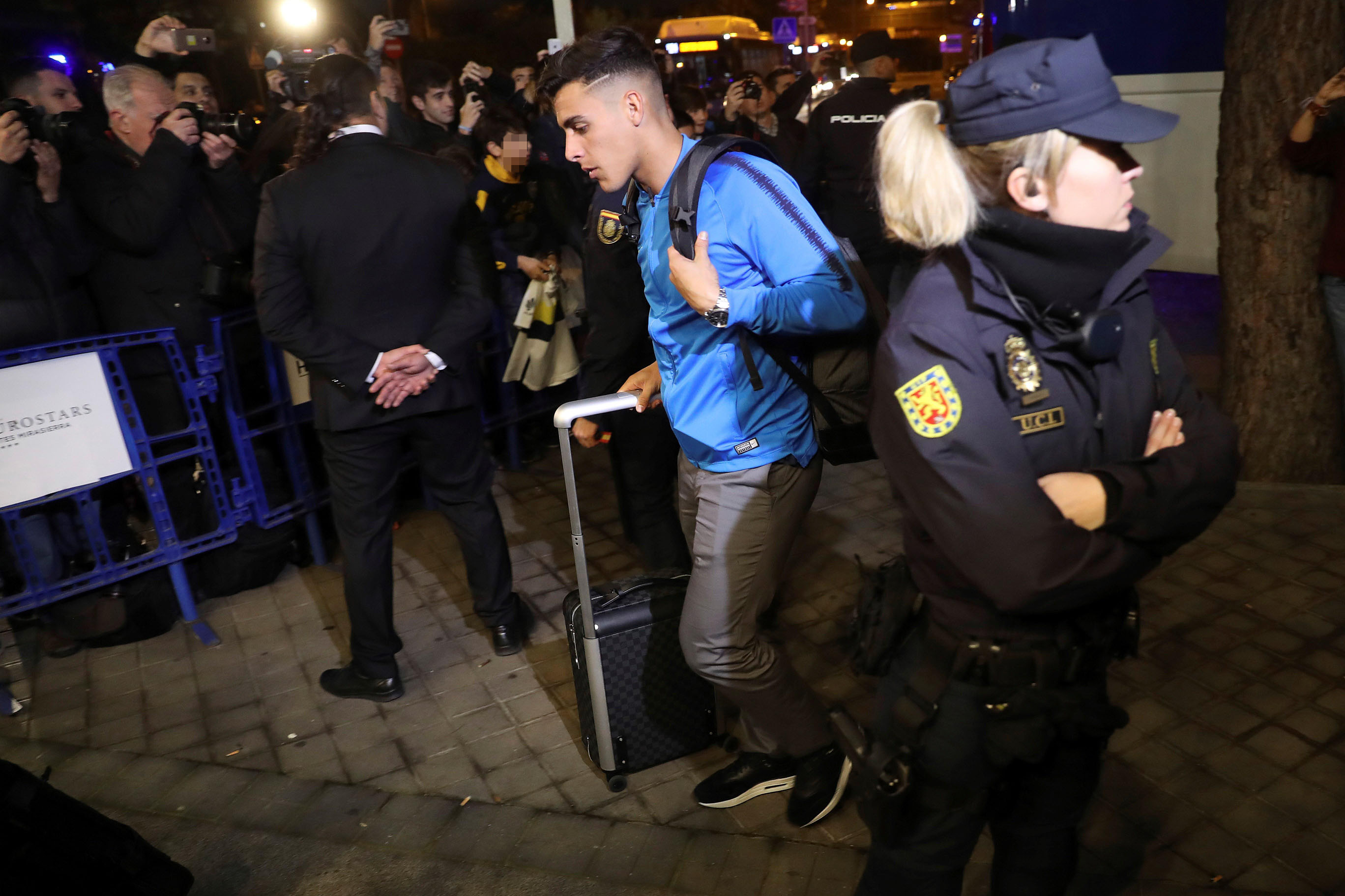 Llegada de los jugadores de Boca Juniors al hotel de concentración entre fuertes medidas de seguridad.