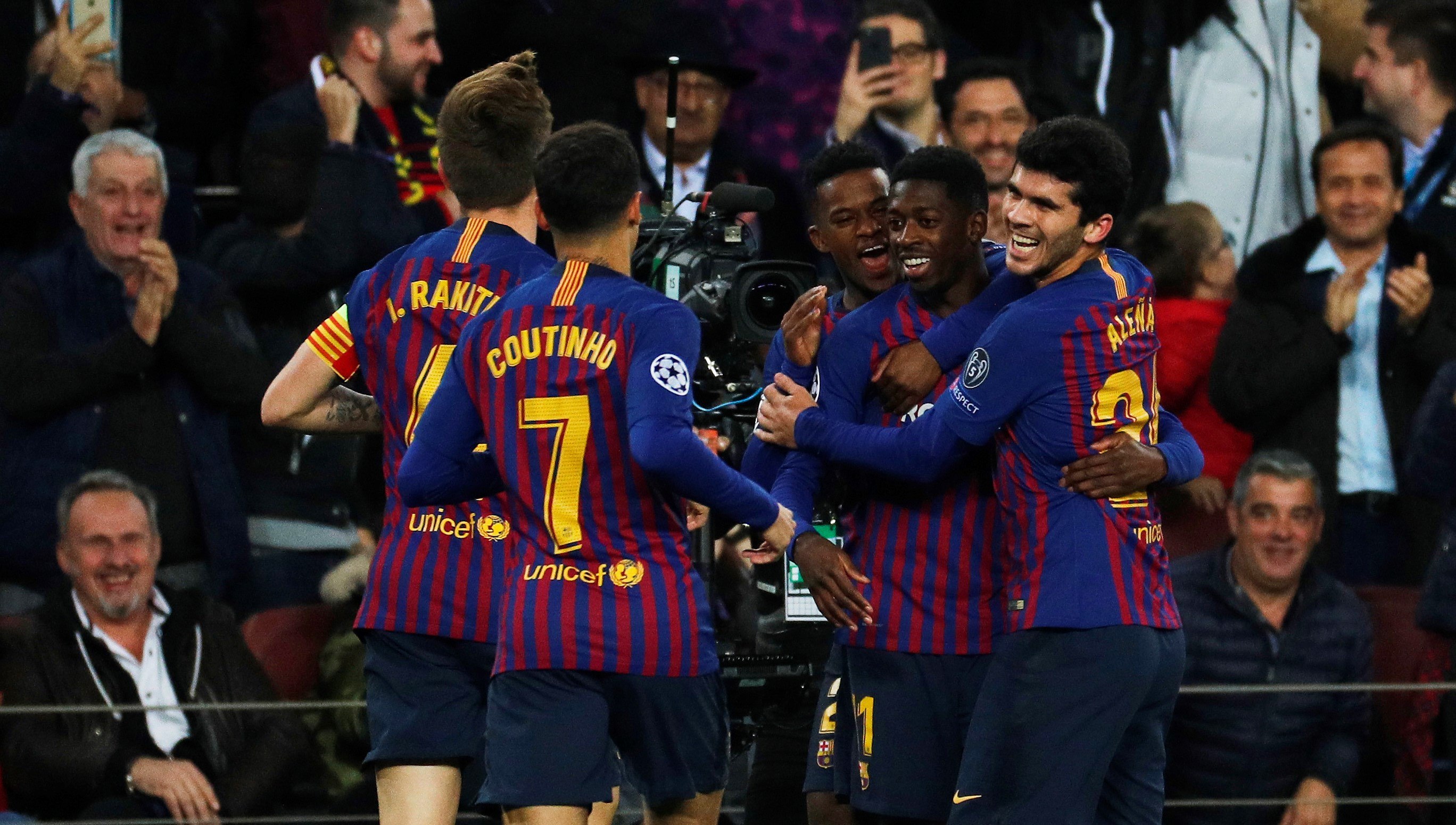 Dembélé despierta 1 Los jugadores del Barça felicitan a Dembélé, que ha vuelto a estar en el centro de la polémica.