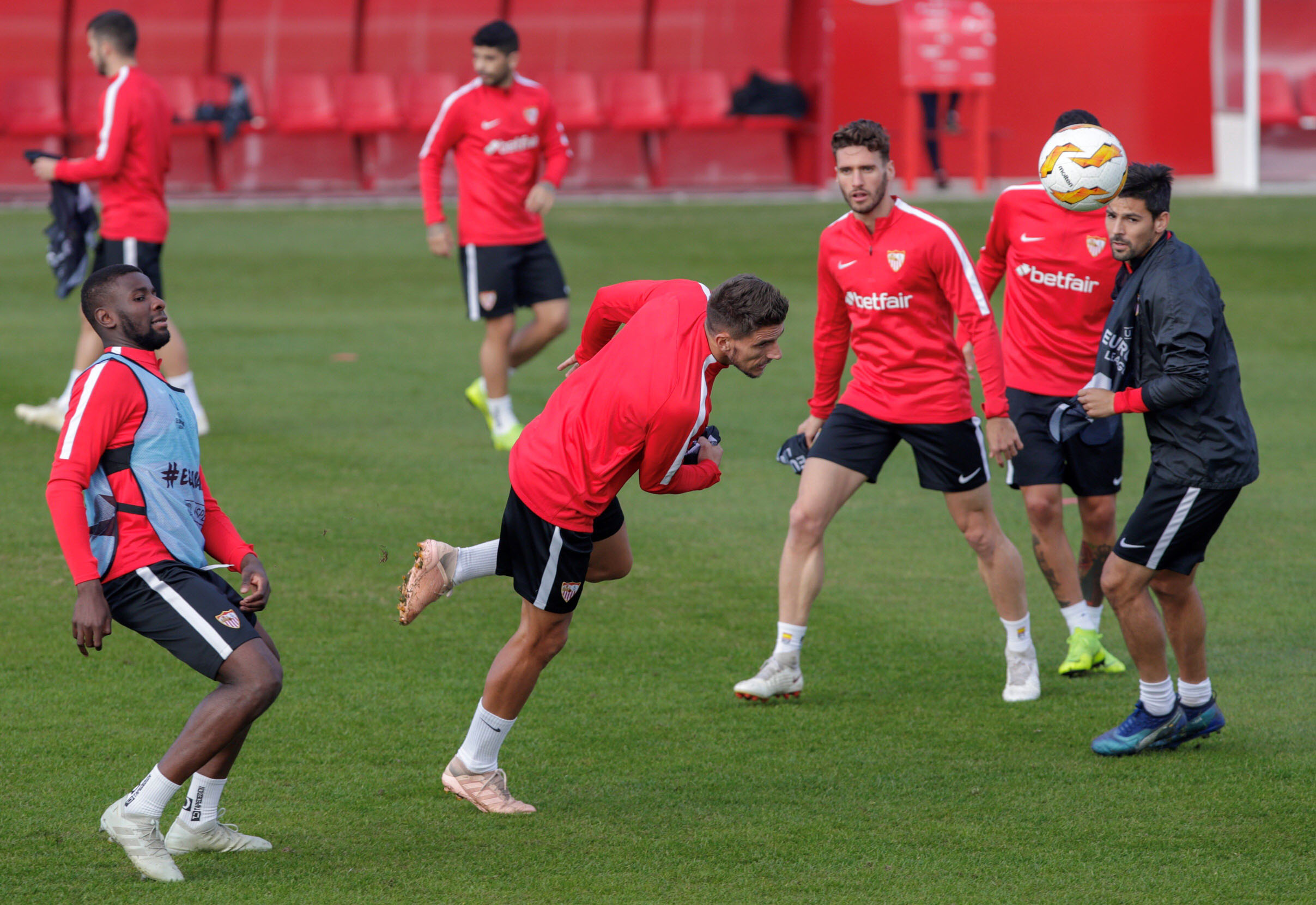 Los jugadores del Sevilla, durante el entrenamiento previo al partido contra el Krasnodar.