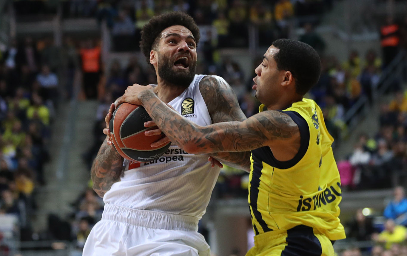 Jeffery Taylor intenta superar la defensa de Erick Green durante el partido del Real Madrid ante el Fenerbahce.