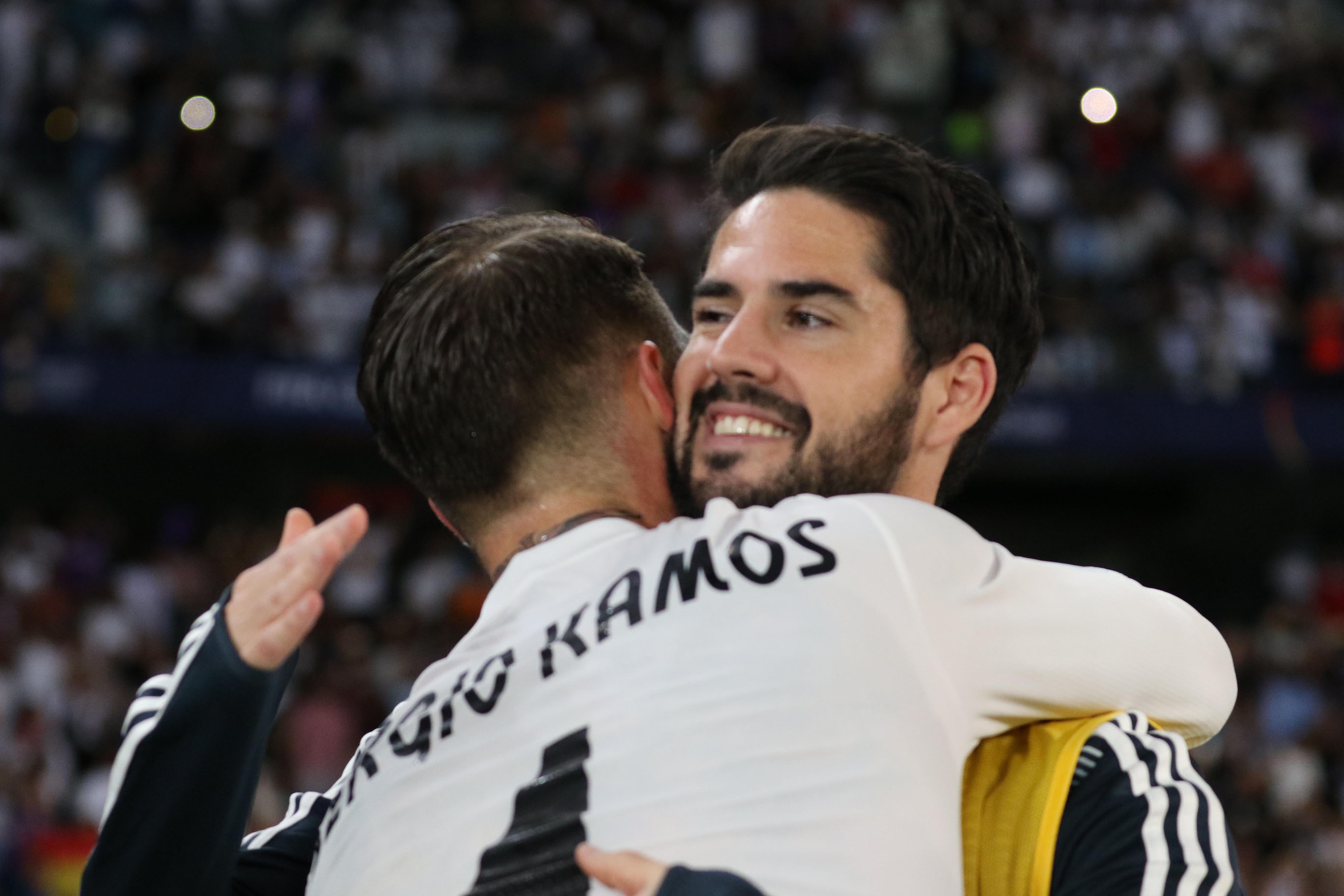 Isco: “Estoy ilusionado, no pienso en irme del Madrid” 1 Isco abraza a Sergio Ramos durante el pasado Mundial de Clubes.