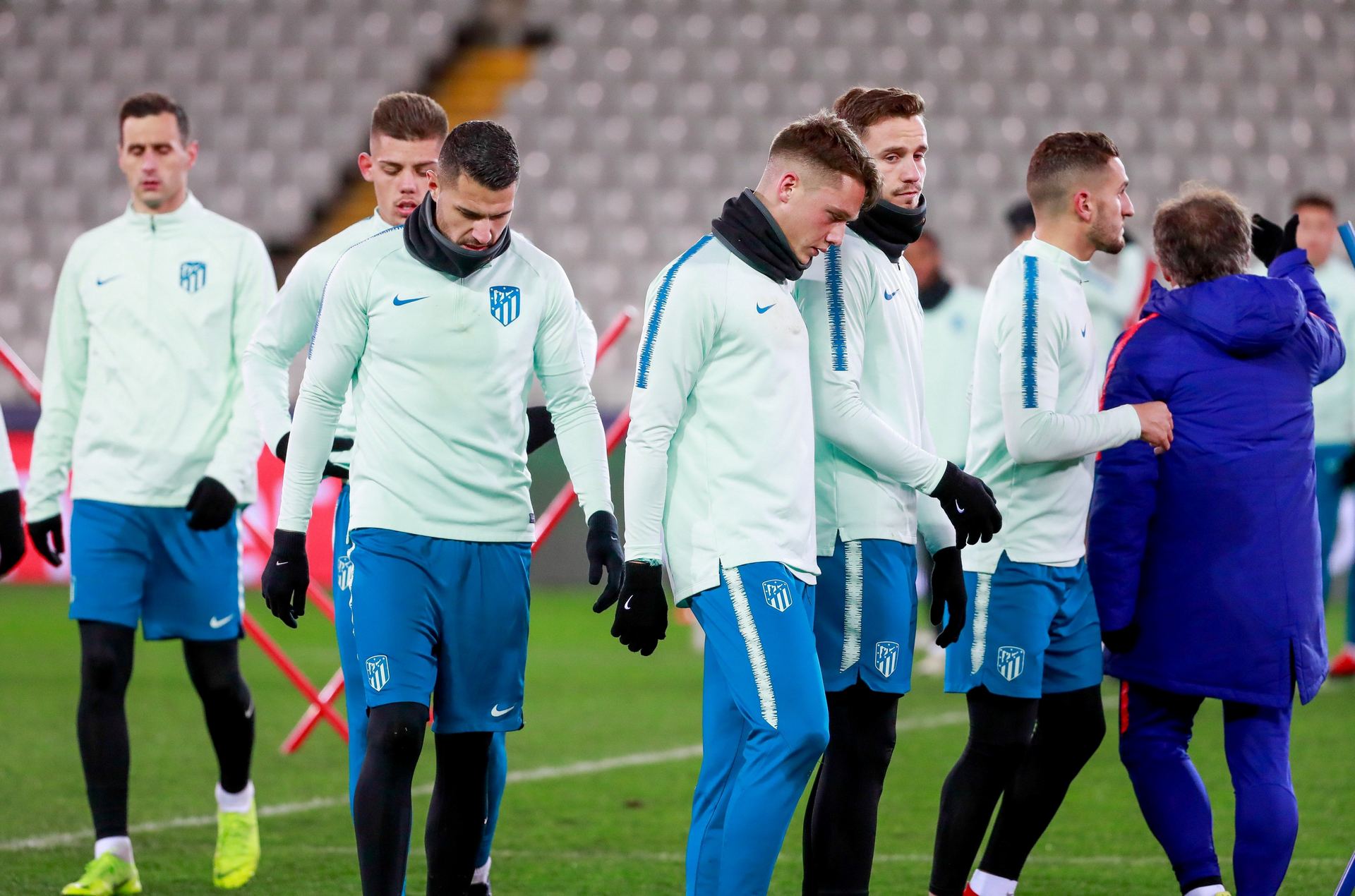 Los jugadores del Atlético de Madrid realizan varios ejercicios en el estadio Jan Breydel, en Brujas.