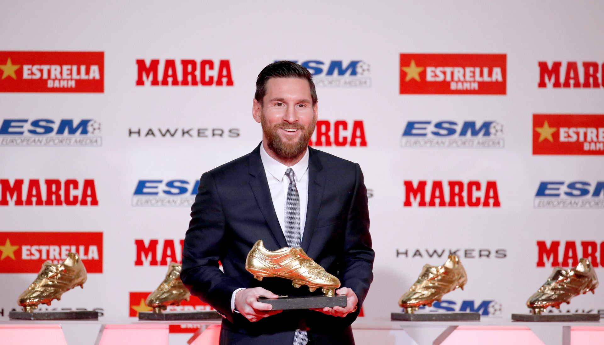 El delantero argentino del Barcelona, Leo Messi, posa ante los medios tras recibir su quinta Bota de Oro.
