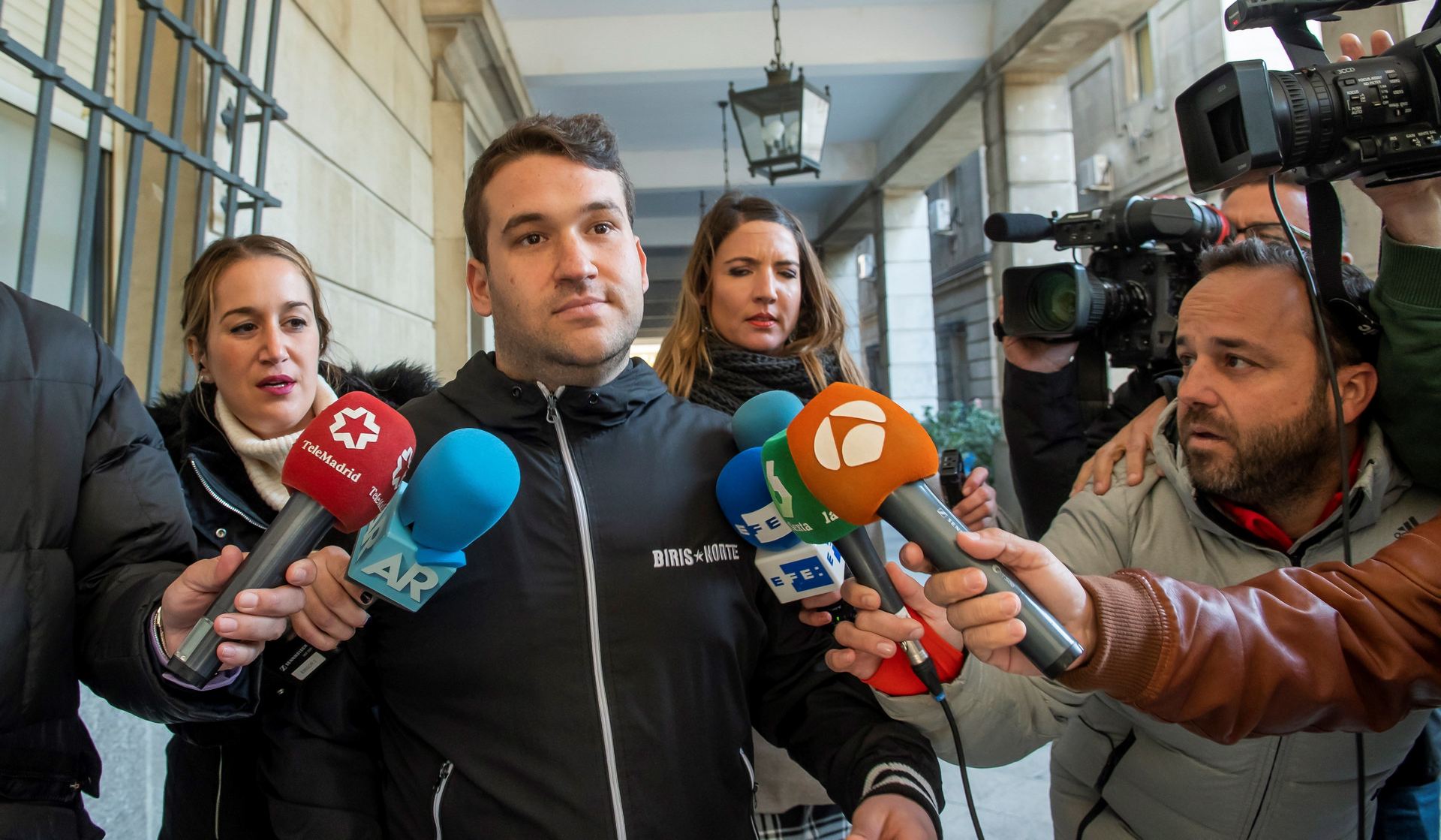 El miembro de la Manada, Ángel Prenda, intenta esquivar a los medios en los juzgados de Sevilla.