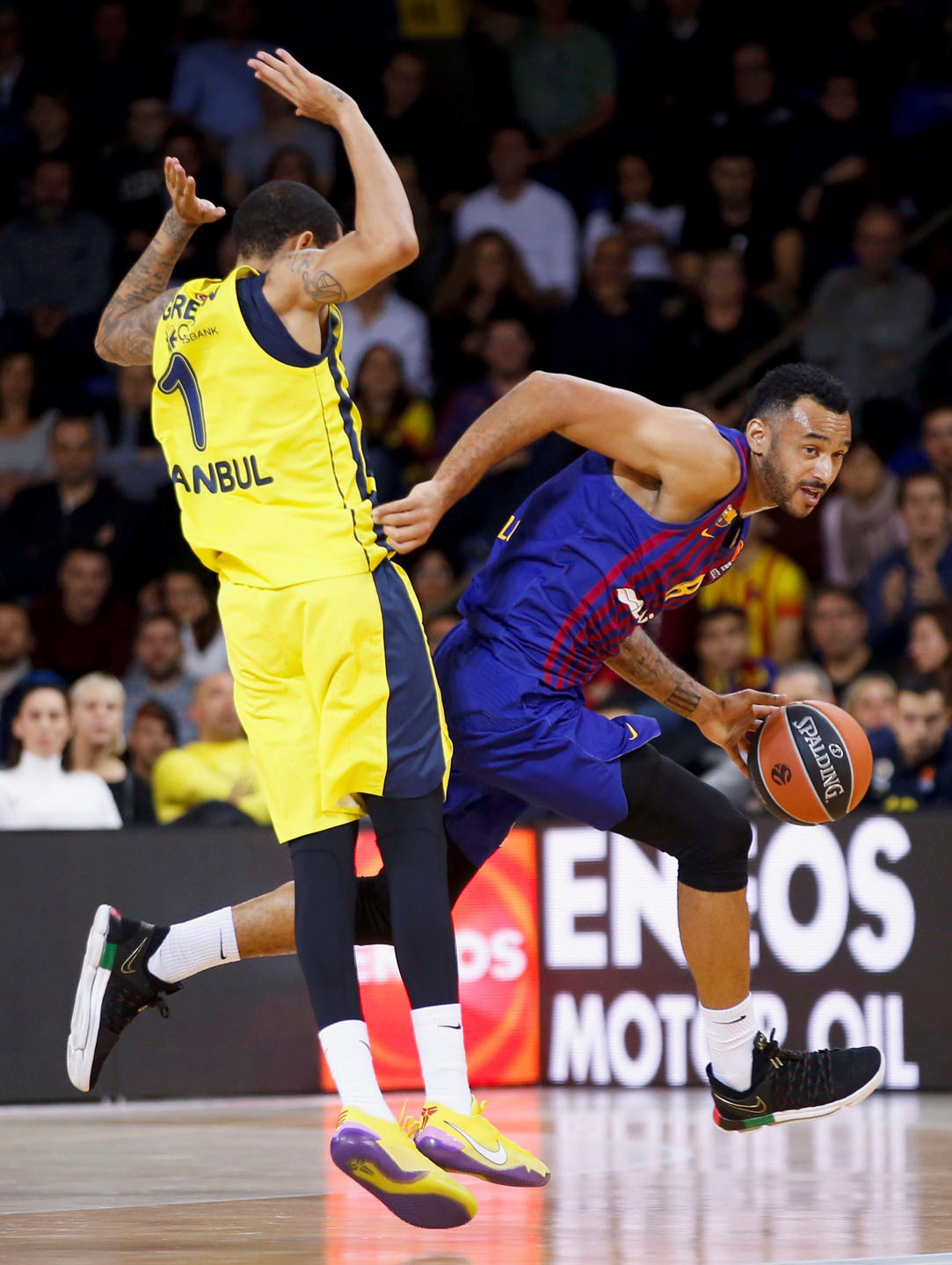 Hanga supera la defensa de Green en el partido ante el Fenerbahce.