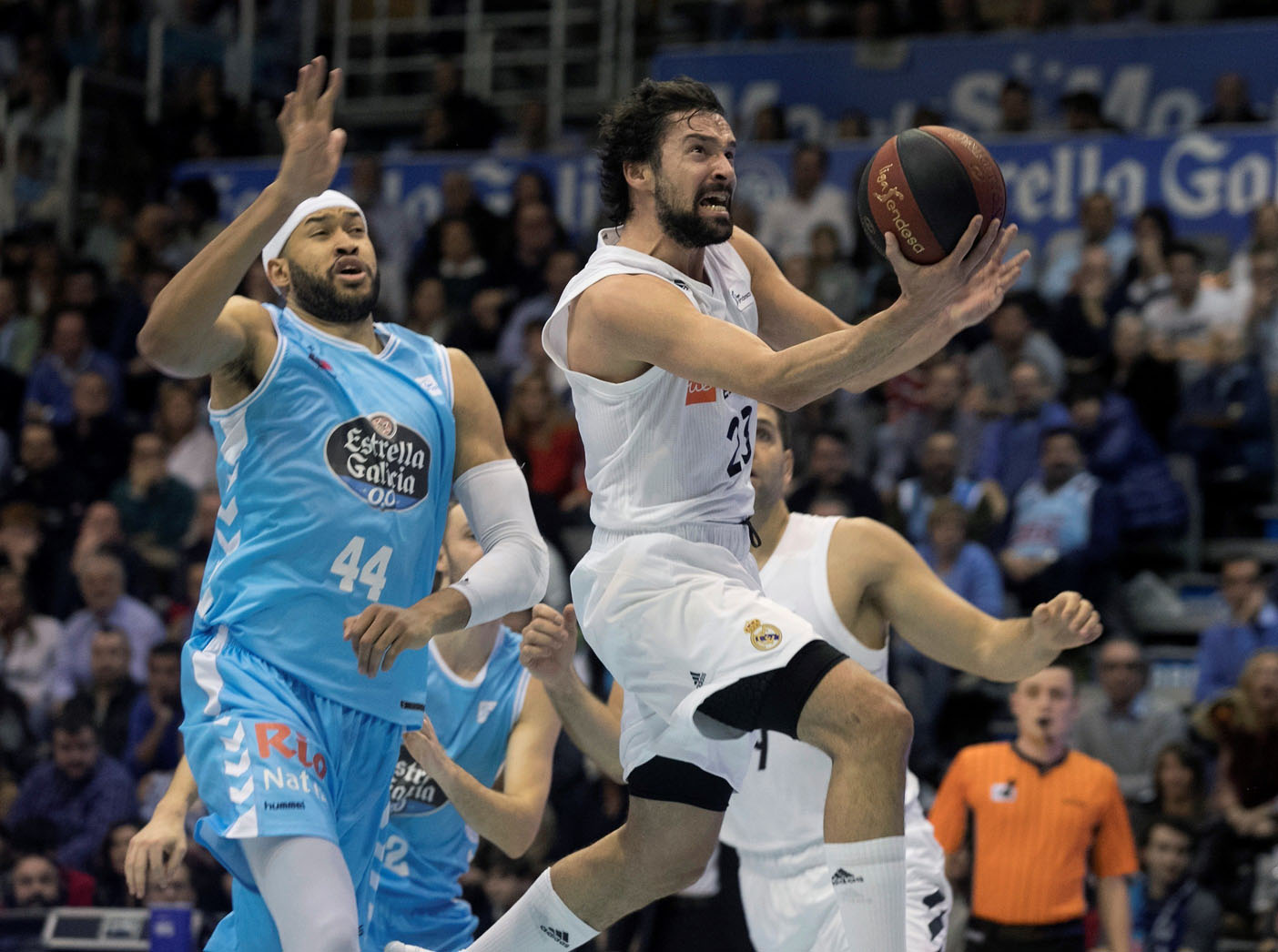 Sergio Llull intenta una bandeja en la derrota del Real Madrid en la pista del Cafés Candelas Breogán.