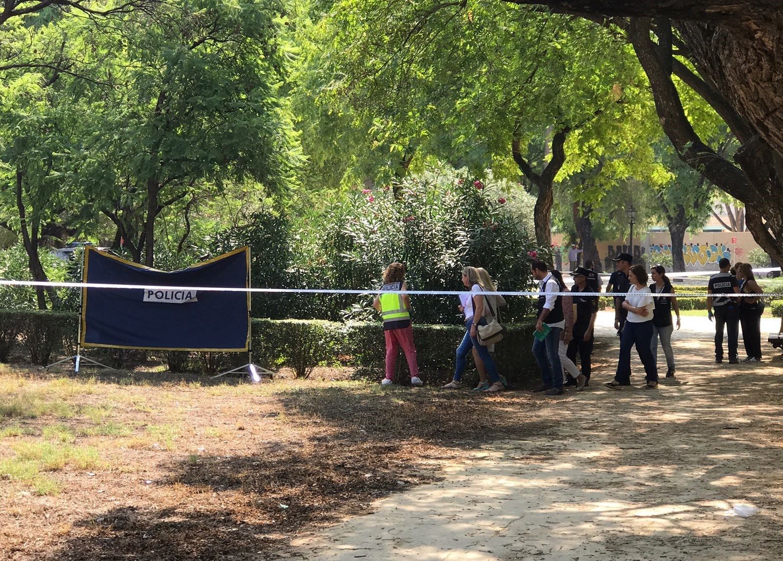Lugar donde apareció la víctima quemada en el parque hispalense de Amate en julio de 2017.