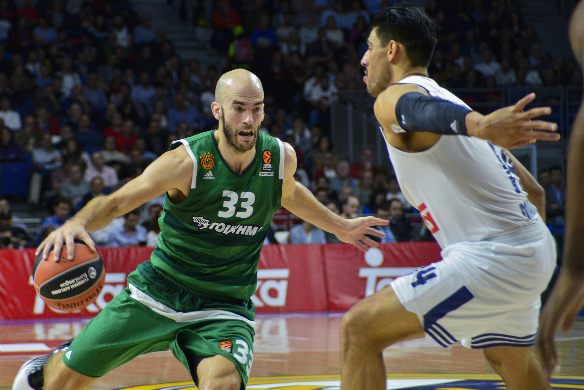Los jugadores blancos tendrán que esforzarse para poder bloquear a Nick Calathes, del Panathinaikos.