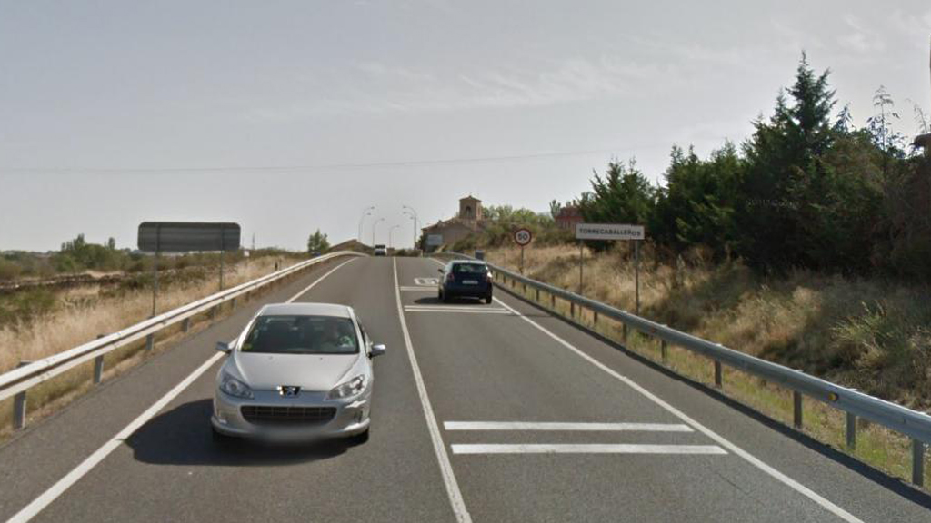 Entrada a la zona urbana de Torrecaballeros por la N-110, donde comienza uno de los tramos de mayor riesgo de accidentes de las carreteras segovianas. / EL ADELANTADO