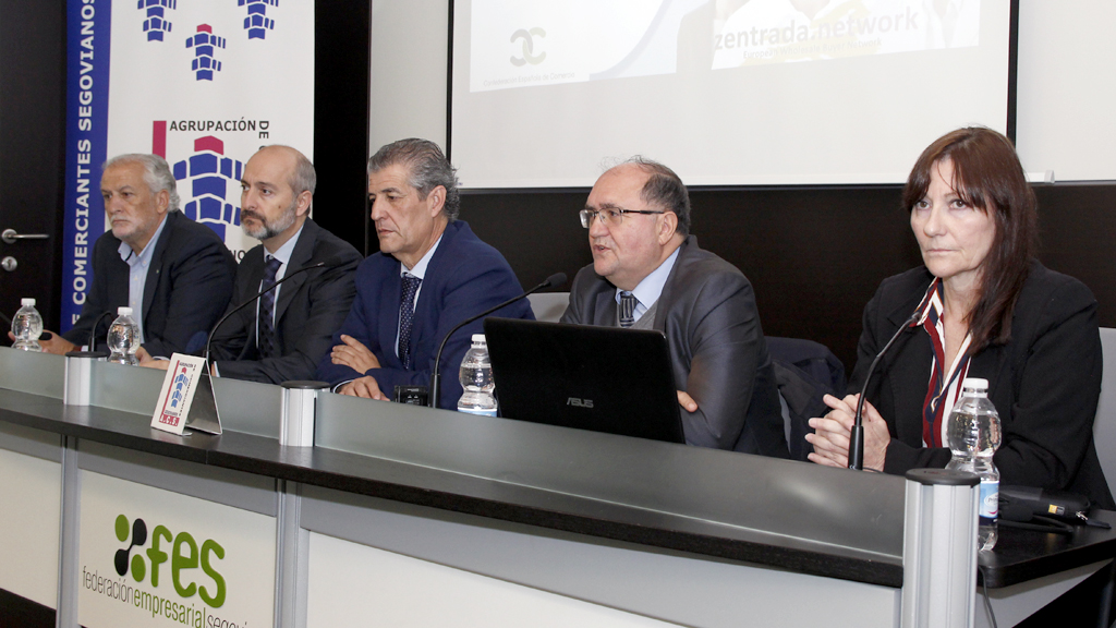 José Luis de Vicente, Juan Francisco Casado y Manuel Muñoz (representantes de la ACS), con José Guerrero, secretario general de la CEC, y Concha Olivera, manager de Somoscompra. / N. LLORENTE
