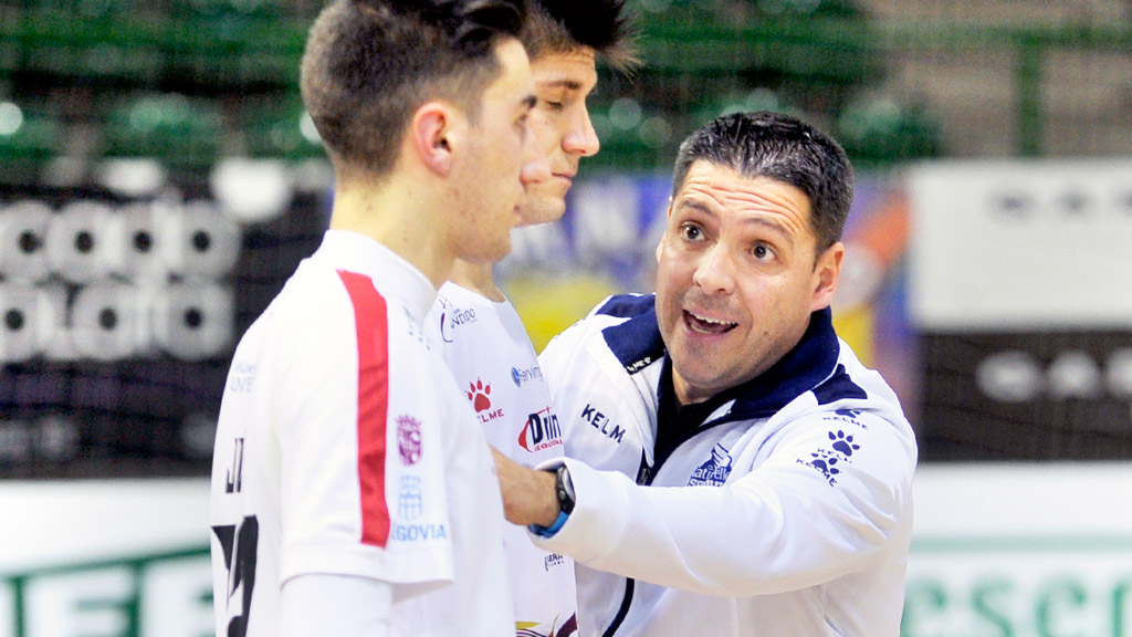 El entrenador del Naturpellet, Diego Gacimartín, da instrucciones a Julio Miguel y Jesús Blázquez ‘Chus’. / KAMARERO